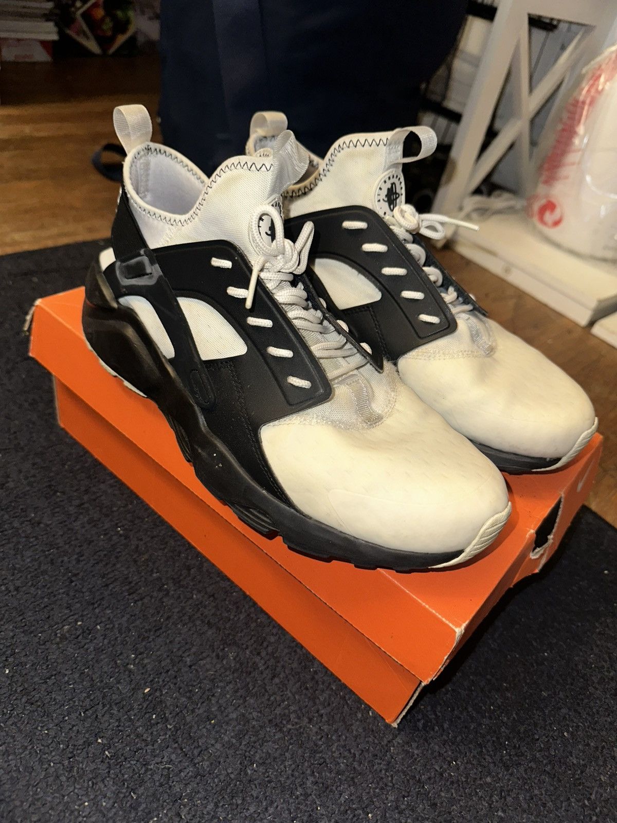 Nike Nike Huarache Size US 10 / EU 43 - 2 Thumbnail