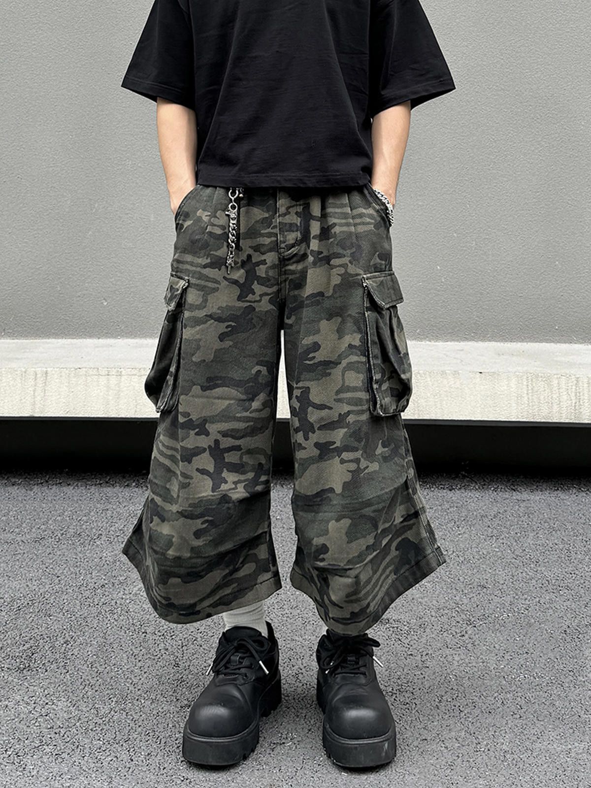 Other Baggy Camouflage Cargo Shorts Size US 32 / EU 48 - 2 Thumbnail