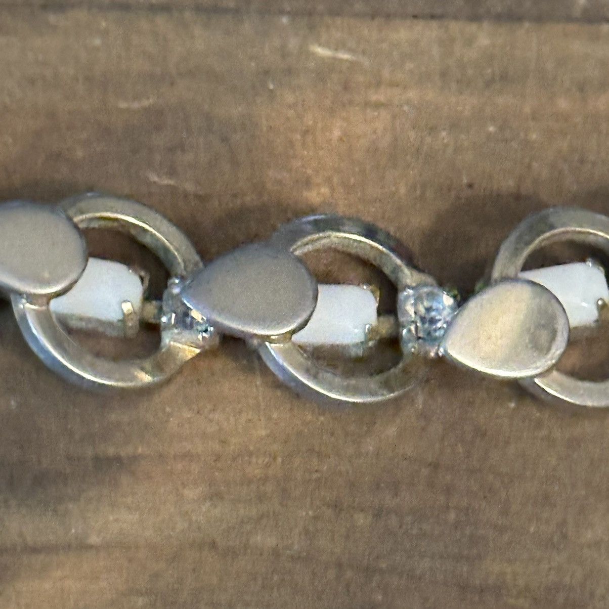 Vintage Vintage overlapped links with milk glass stones necklace Size ONE SIZE - 3 Thumbnail