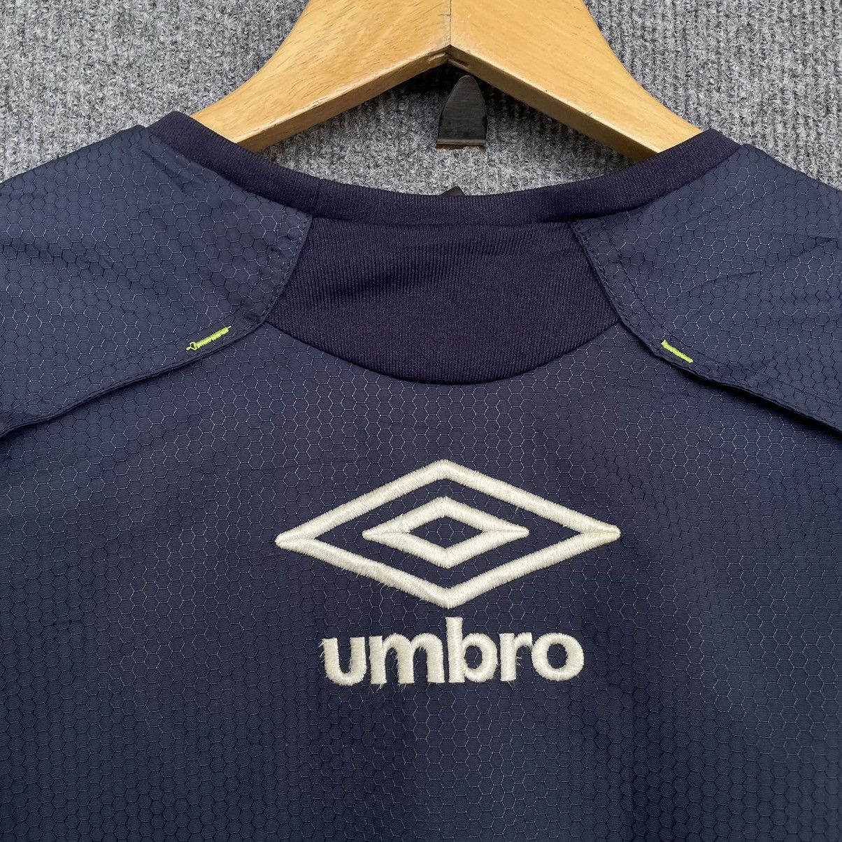 Umbro × Vintage 1990s Umbro Center Logo Nylon Sweatshirt Size US L / EU 52-54 / 3 - 7 Thumbnail