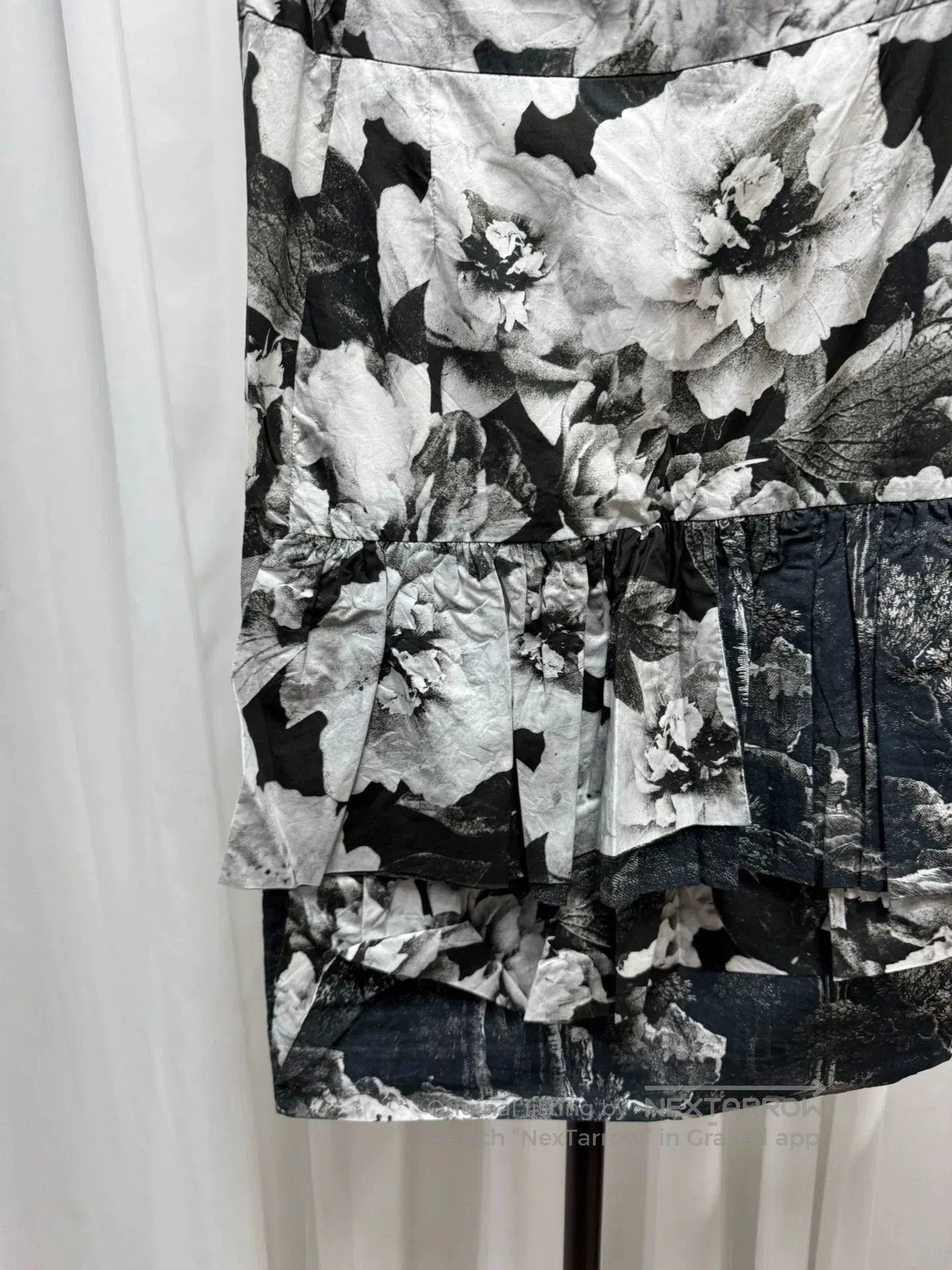 Dries Van Noten Dries van Noten Printed Ruffle Pencil Skirt. Size 35" - 3 Thumbnail