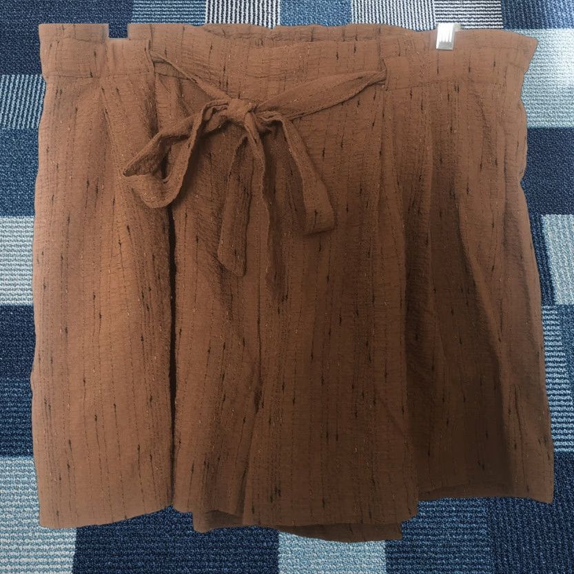 Worthington Worthington Womens Paperbag Dress Shorts Sz 14 Brown Black Pleated Seersucker Dress Shorts Size 36" / US 14 / IT 50 - 1 Thumbnail
