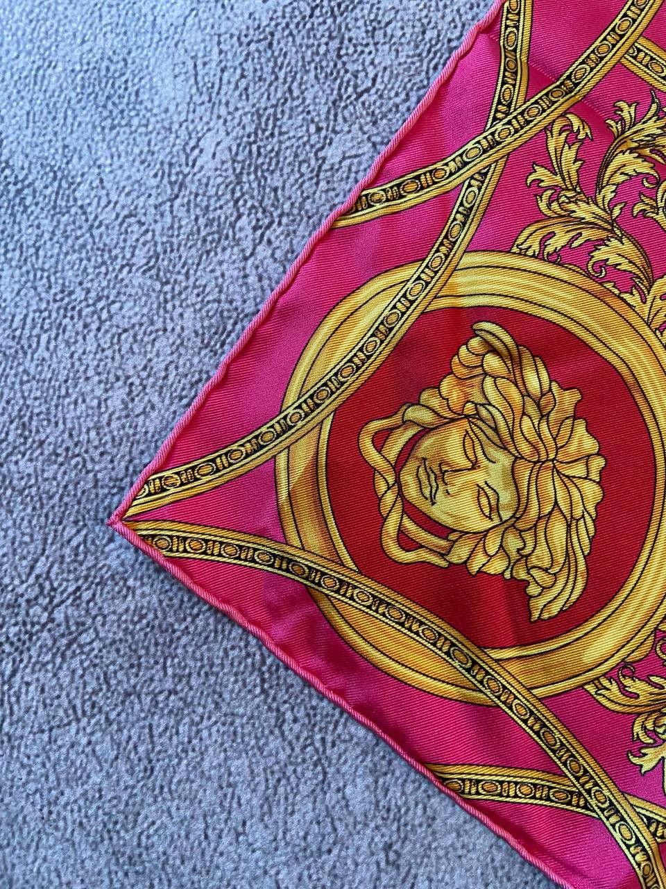 Versace Gianni Versace Bold Fuchsia & Gold „House Of Versace“ Silk Size ONE SIZE - 10 Thumbnail