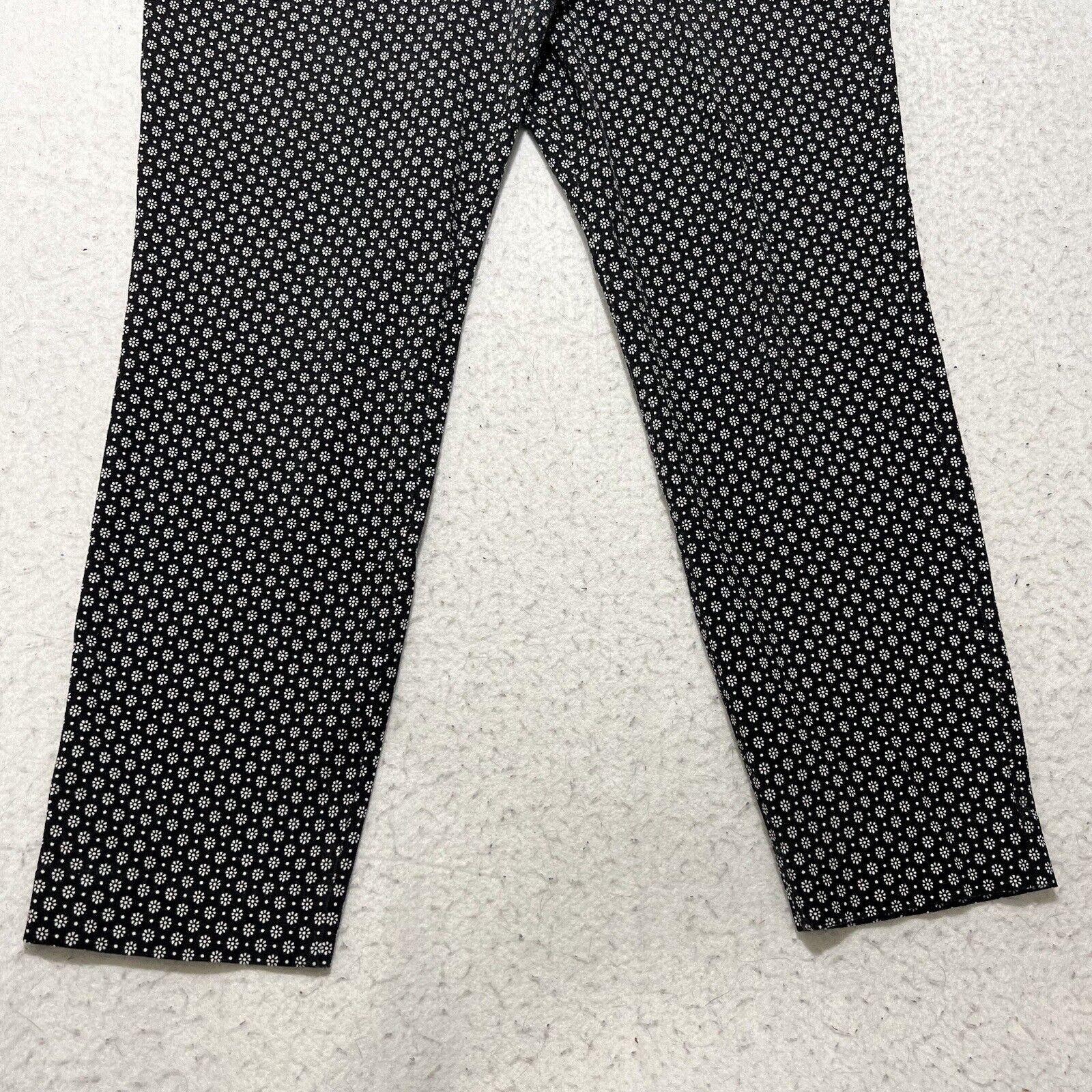 Old Navy Old Navy Pixie 12 Straight Leg Capri Black Floral Pants Size 34" / US 12 / IT 48 - 3 Thumbnail