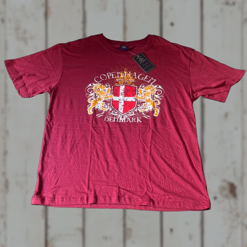 Vintage Monogram Danmark Copenhagen Proud Capital of Denmark Maroon T-Shirt 100% Cotton Size US XL / EU 56 / 4 - 1 Thumbnail
