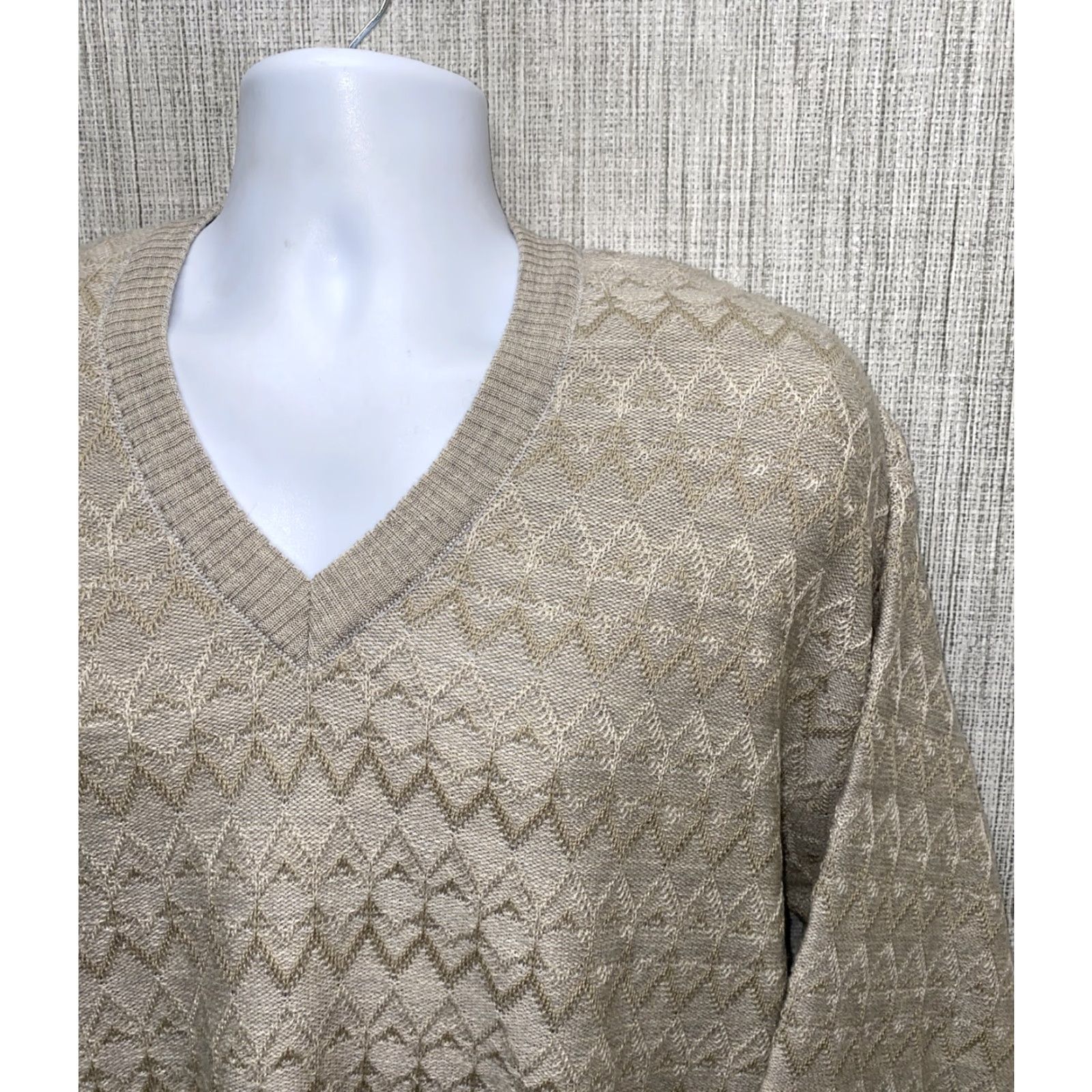 Vintage AKLANDA Mens Beige Australia Made Wool V-Neck Sweater Size XL Size US XL / EU 56 / 4 - 2 Thumbnail