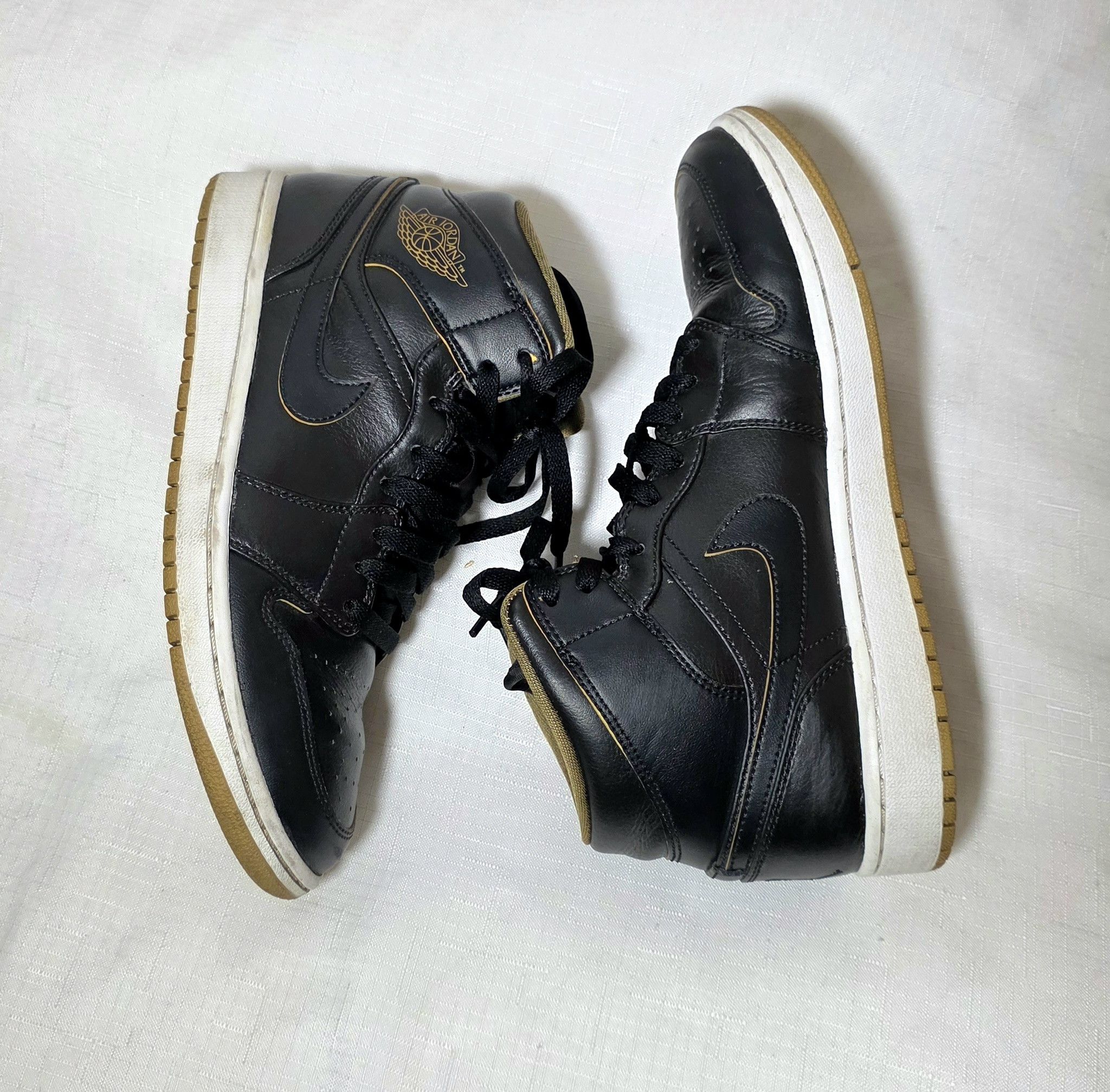 Jordan Brand Nike X Air Jordan 1 Mid Black Retro OG 2015 554724-042 8.5 Size US 8.5 / EU 41-42 - 7 Thumbnail