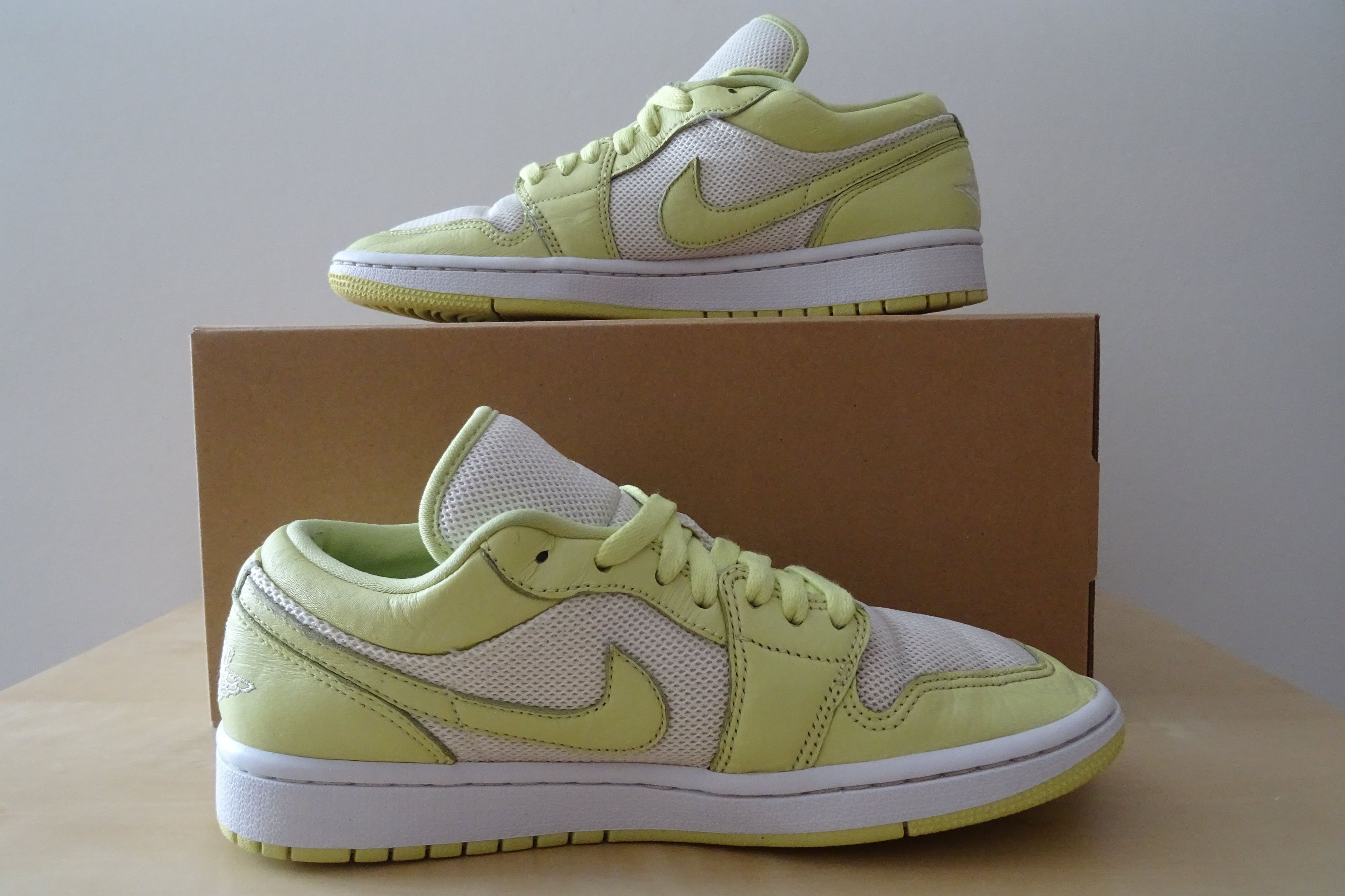Jordan Brand Nike Air Jordan 1 Low (W) " Limelight " Sneaker Size US 7 / IT 37 - 2 Thumbnail