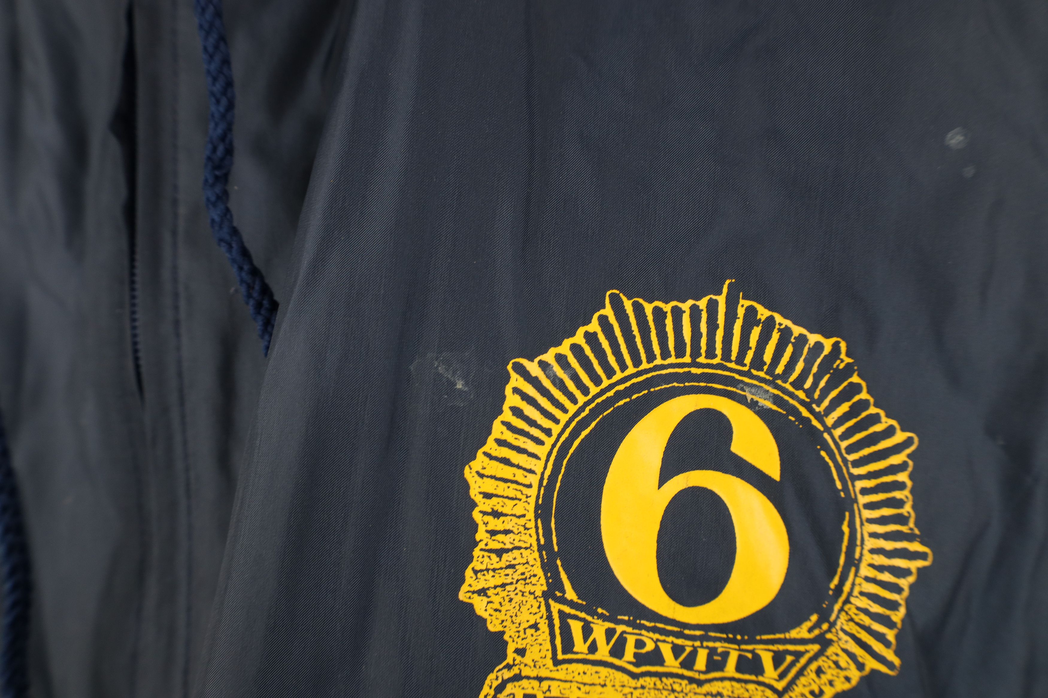 Vintage Vintage 90s WPVFTV NYPD Blue TV Show Lined Hooded Jacket USA Size US L / EU 52-54 / 3 - 6 Thumbnail