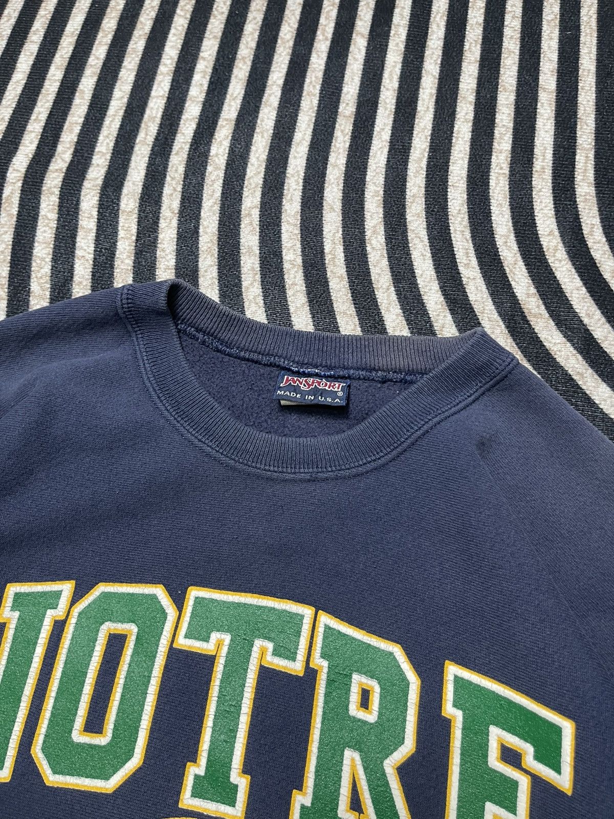 Jansport 90s JANSPORT NOTRE DAME UNIVERSITY FADED CREWNECK Size US L / EU 52-54 / 3 - 11 Thumbnail