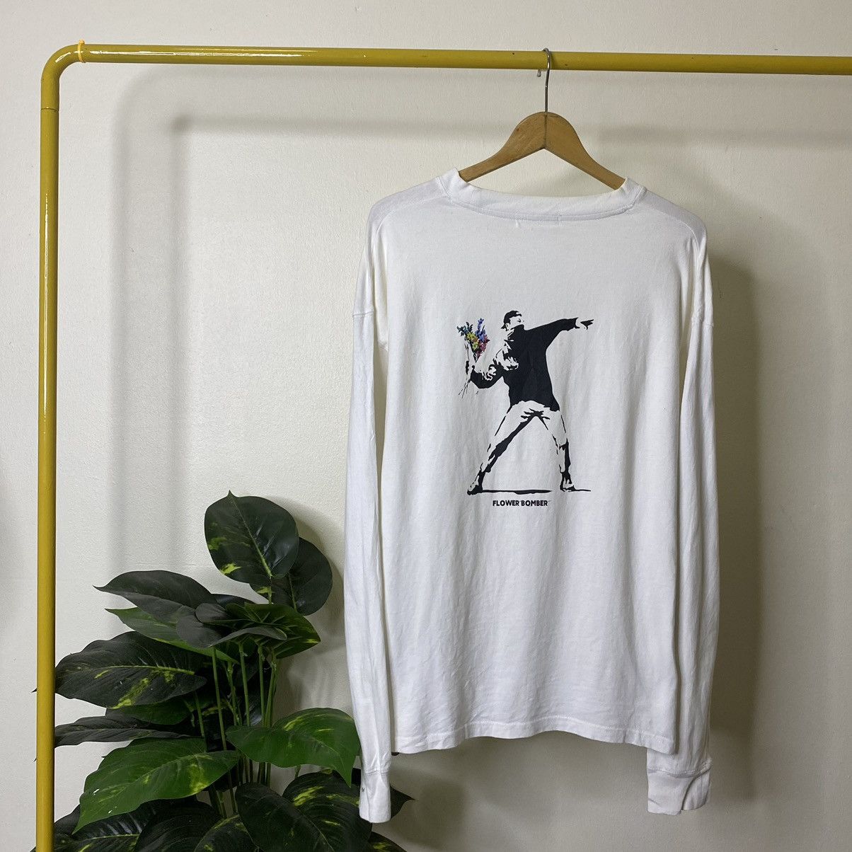 Japanese Brand Brandalised x Banksy Graffiti Art Flower Bomber LS T Shirt Size US L / EU 52-54 / 3 - 1 Thumbnail