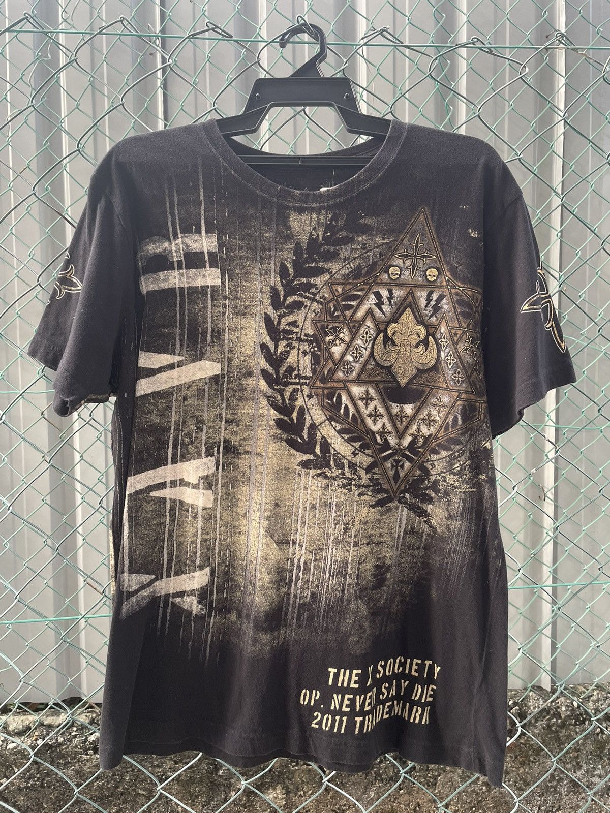 image of Steal Deals Affliction Like Axr Xzavier in Black/Gold, Men's (Size Large)