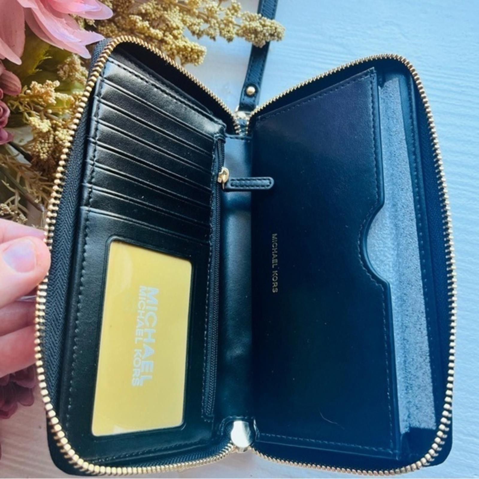 Michael Kors Michael Kors Zip Phone Wallet NWT Size ONE SIZE - 5 Thumbnail
