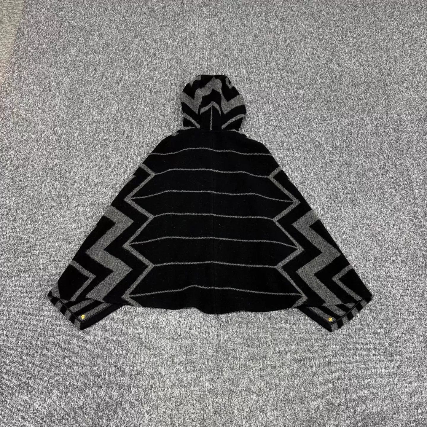 Louis Vuitton LV Big Logo Geo Lines Cashmere Cape Black Gray Size36 Size XS / US 0-2 / IT 36-38 - 2 Thumbnail