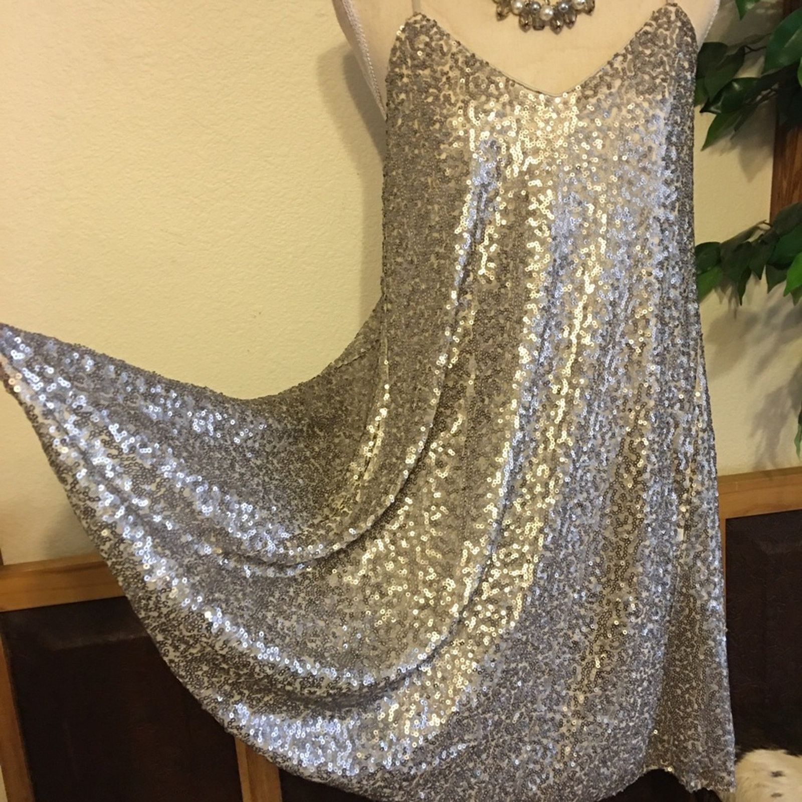 Laundry by Shelli Segal Laundry by Shelli Segal sequin cocktail dress NWT Size M / US 6-8 / IT 42-44 - 9 Thumbnail