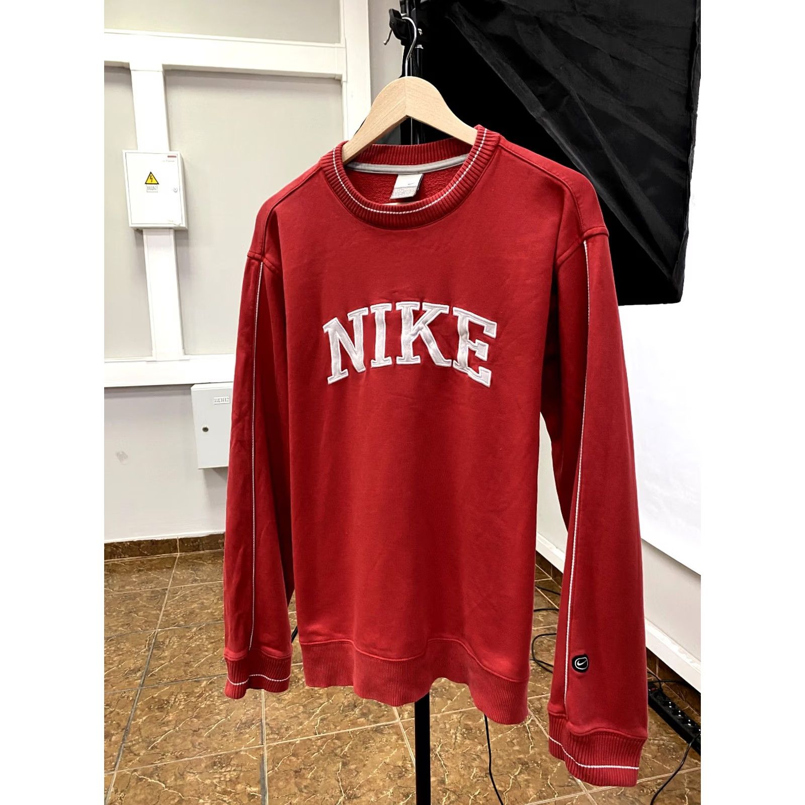 Nike VINTAGE Nike Sweatshirt 90s red L Men Pullover Comfort Fit 62cm Chest 68cm Length 53cm Shoulders 63cm Girls Mens Boys Womens Size US L / EU 52-54 / 3 - 2 Thumbnail