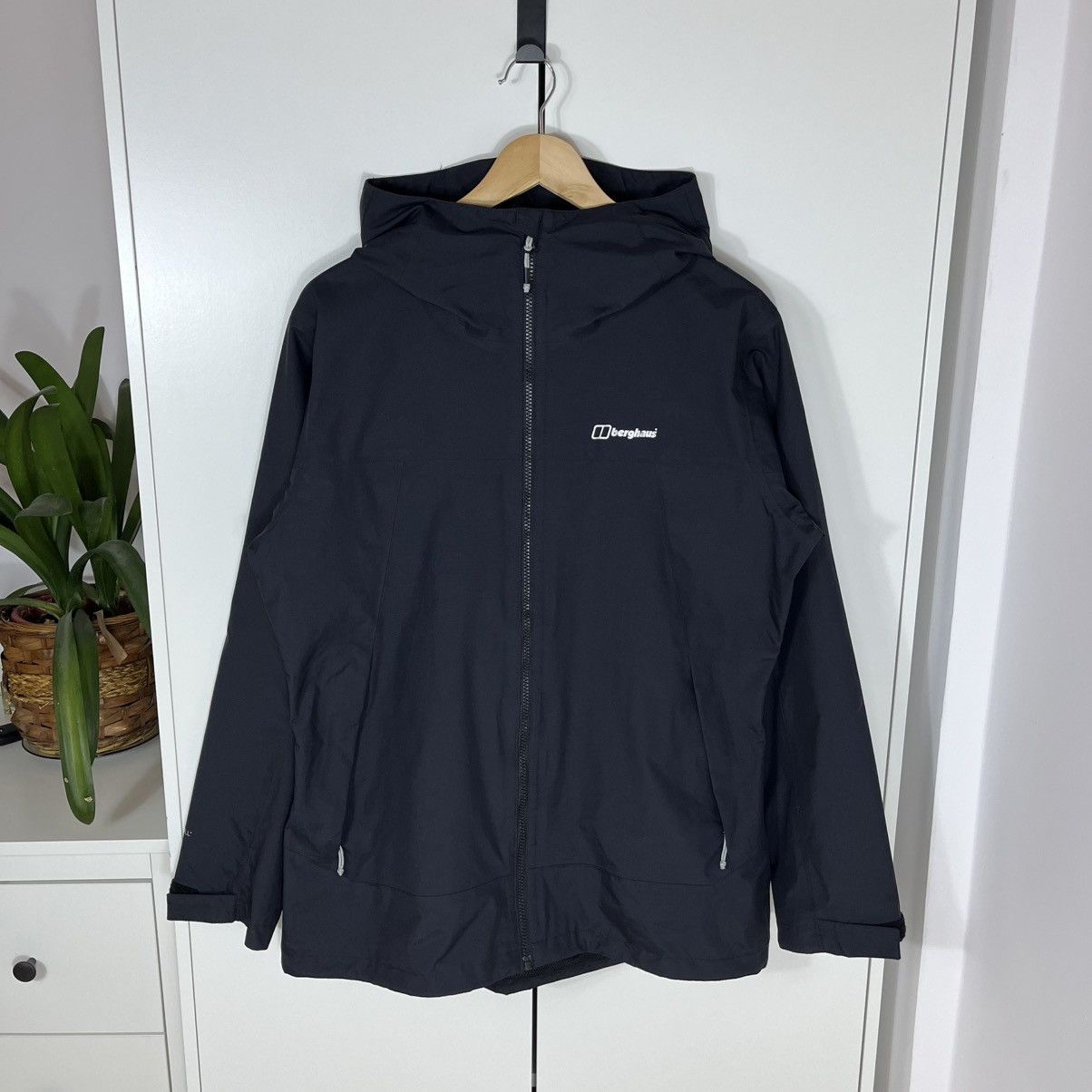 Berghaus Berghaus Hygroshell Black Windbreaker Waterproof Jacket Size XL / US 12-14 / IT 48-50 - 1 Thumbnail