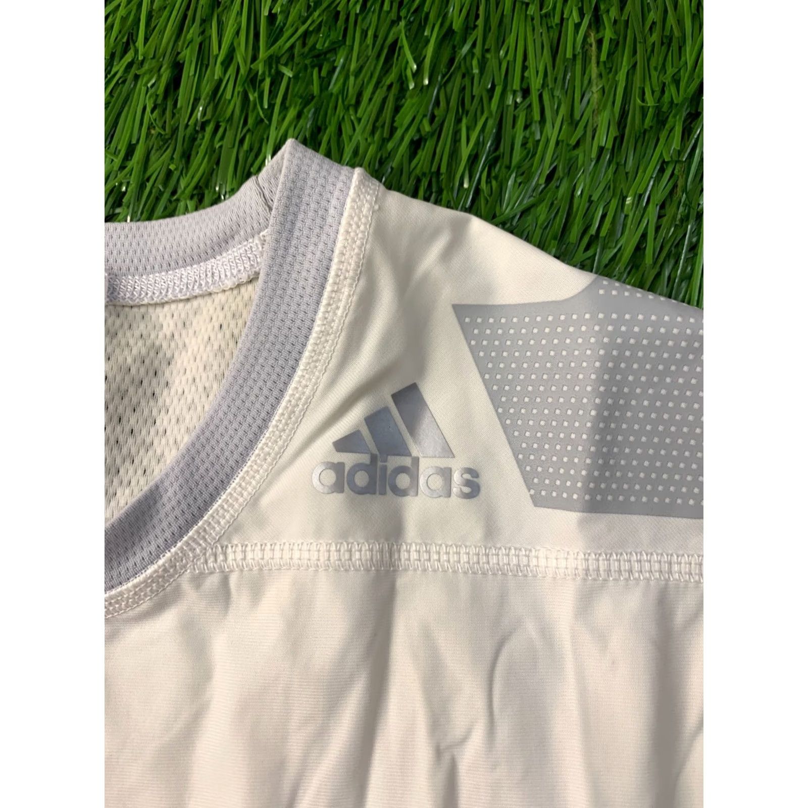 Adidas ADIDAS VEST SHIRT JERSEY ORIGINAL SIZE XL MEN SLEEVELESS CROSSFIT BASE LAYERS WHITE AND GRAY 2014 Size US XL / EU 56 / 4 - 4 Thumbnail