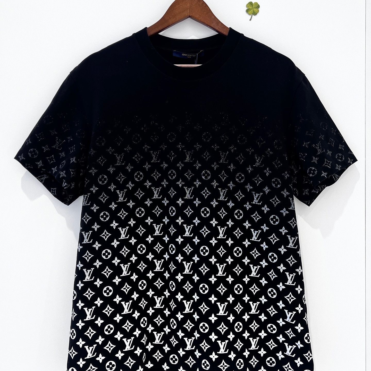 Louis Vuitton Louis Vuitton Monogram Gradient T-Shirt Size XL Size US XL / EU 56 / 4 - 1 Thumbnail