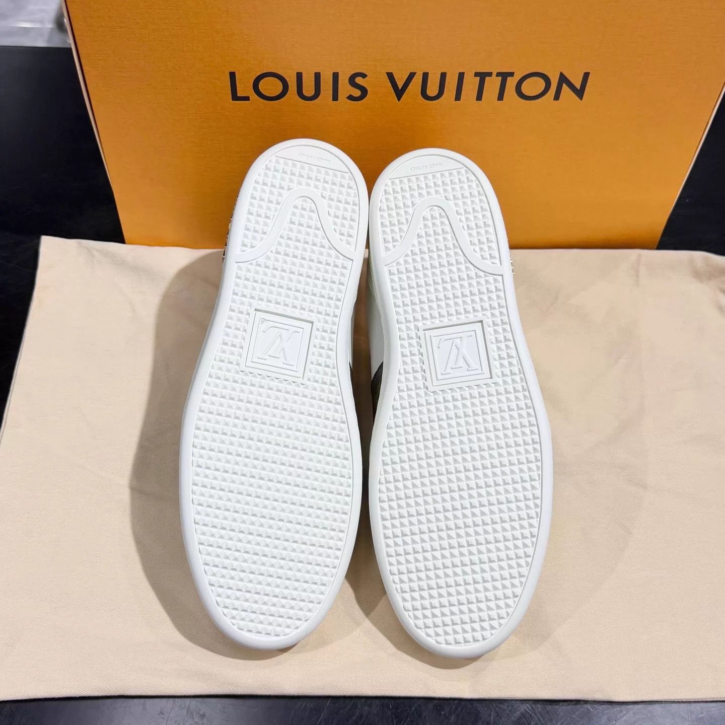 Louis Vuitton LV Frontrow Sneaker Monogram Patchwork White 39 Size US 6 / EU 39 - 7 Thumbnail