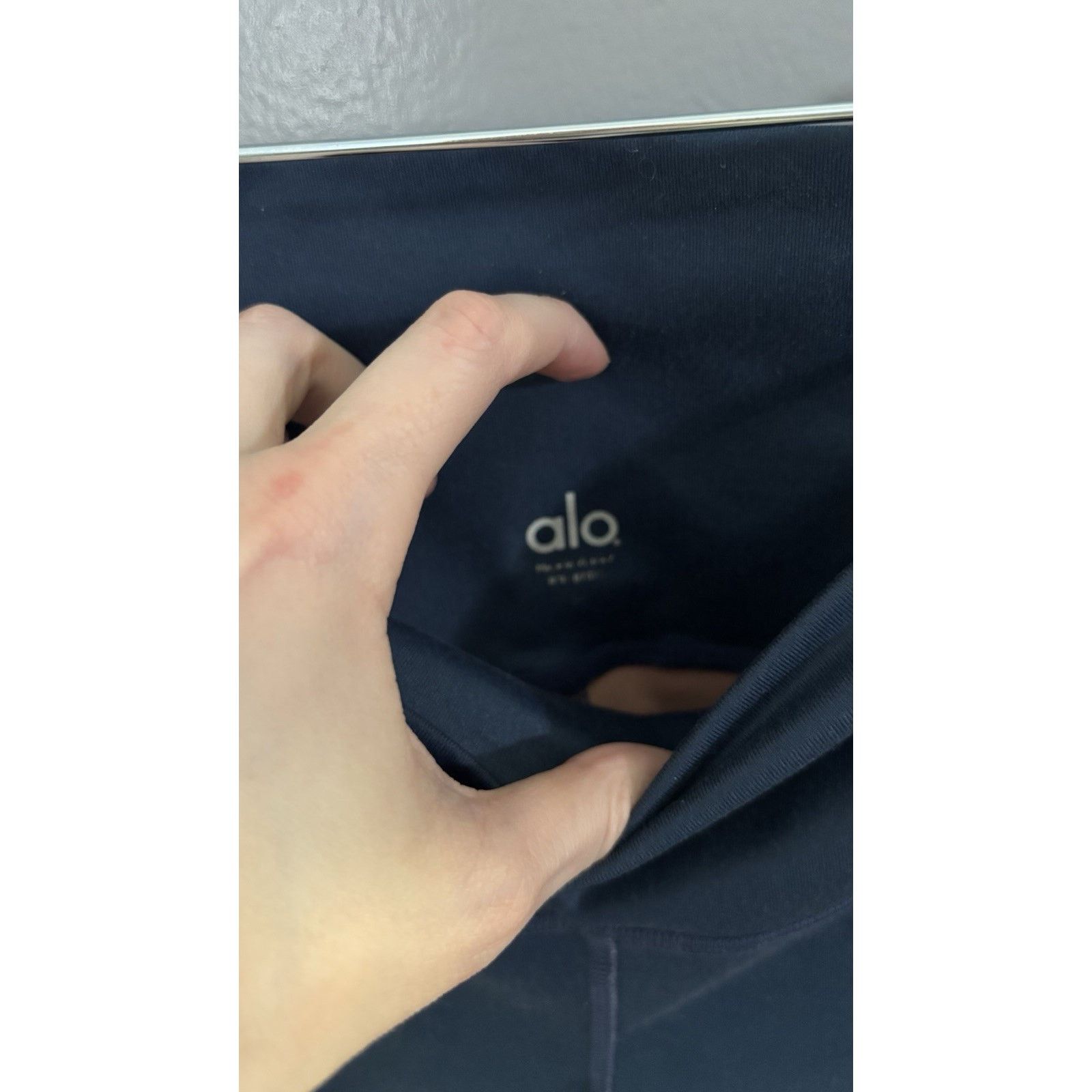 Alo Alo Cropped Leggings Medium Size 28" / US 6 / IT 42 - 2 Thumbnail