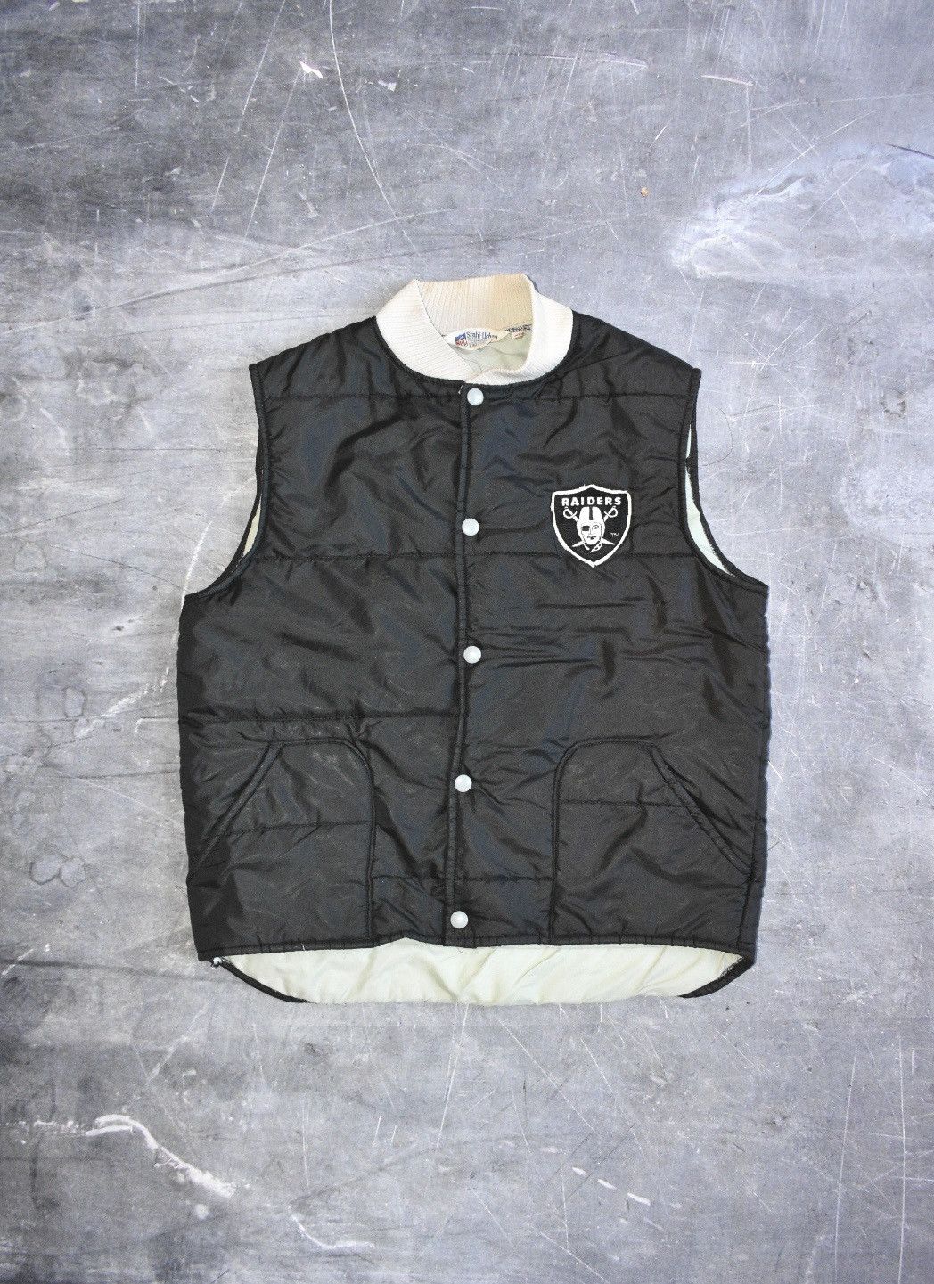 NFL × Vintage Vintage 90s Oakland Raiders NFL Puffer Vest (S) Size US S / EU 44-46 / 1 - 1 Thumbnail