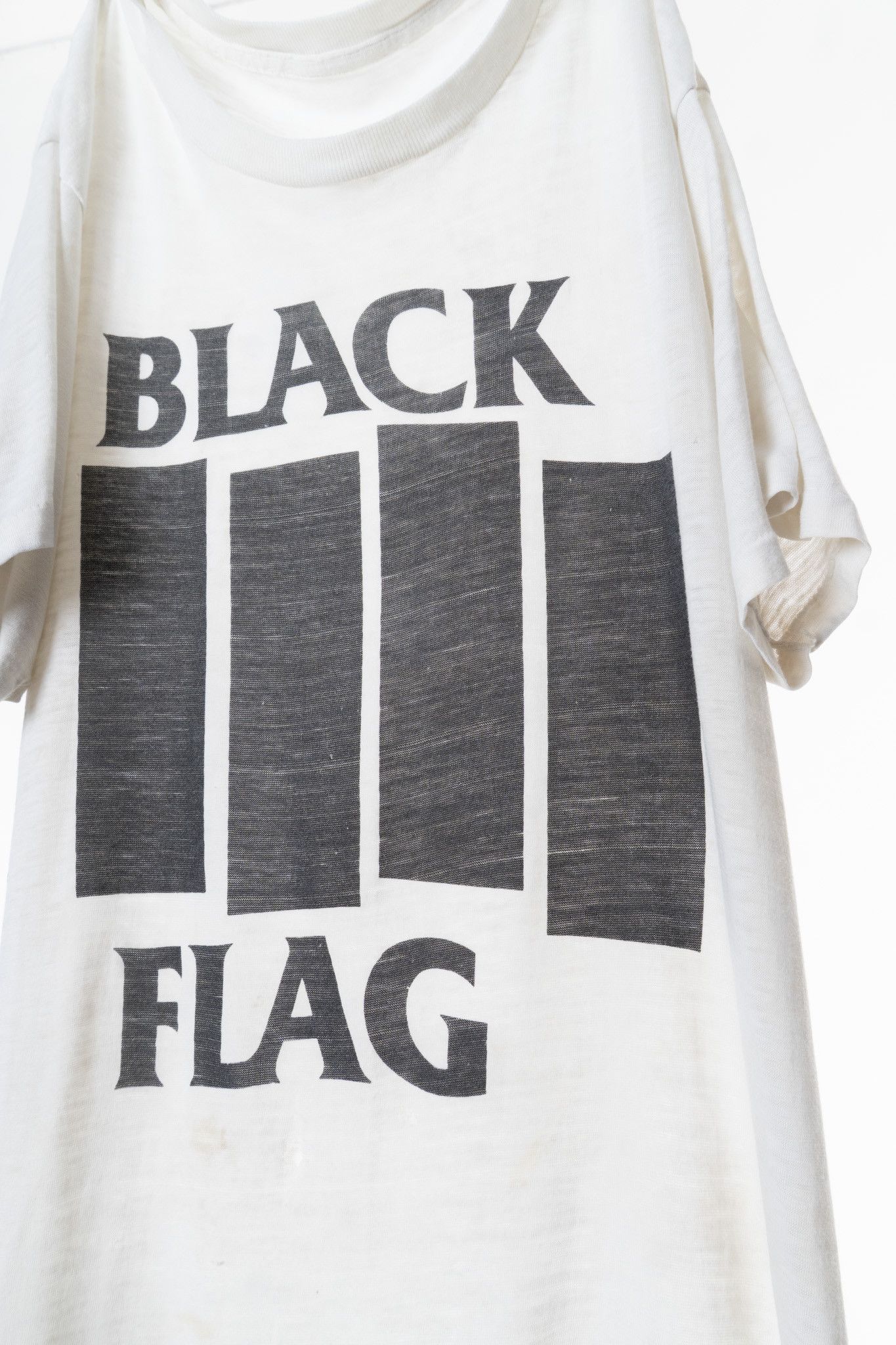 Vintage VINTAGE 1980s BLACK FLAG THRASHED BARS T-SHIRT Size US L / EU 52-54 / 3 - 4 Thumbnail