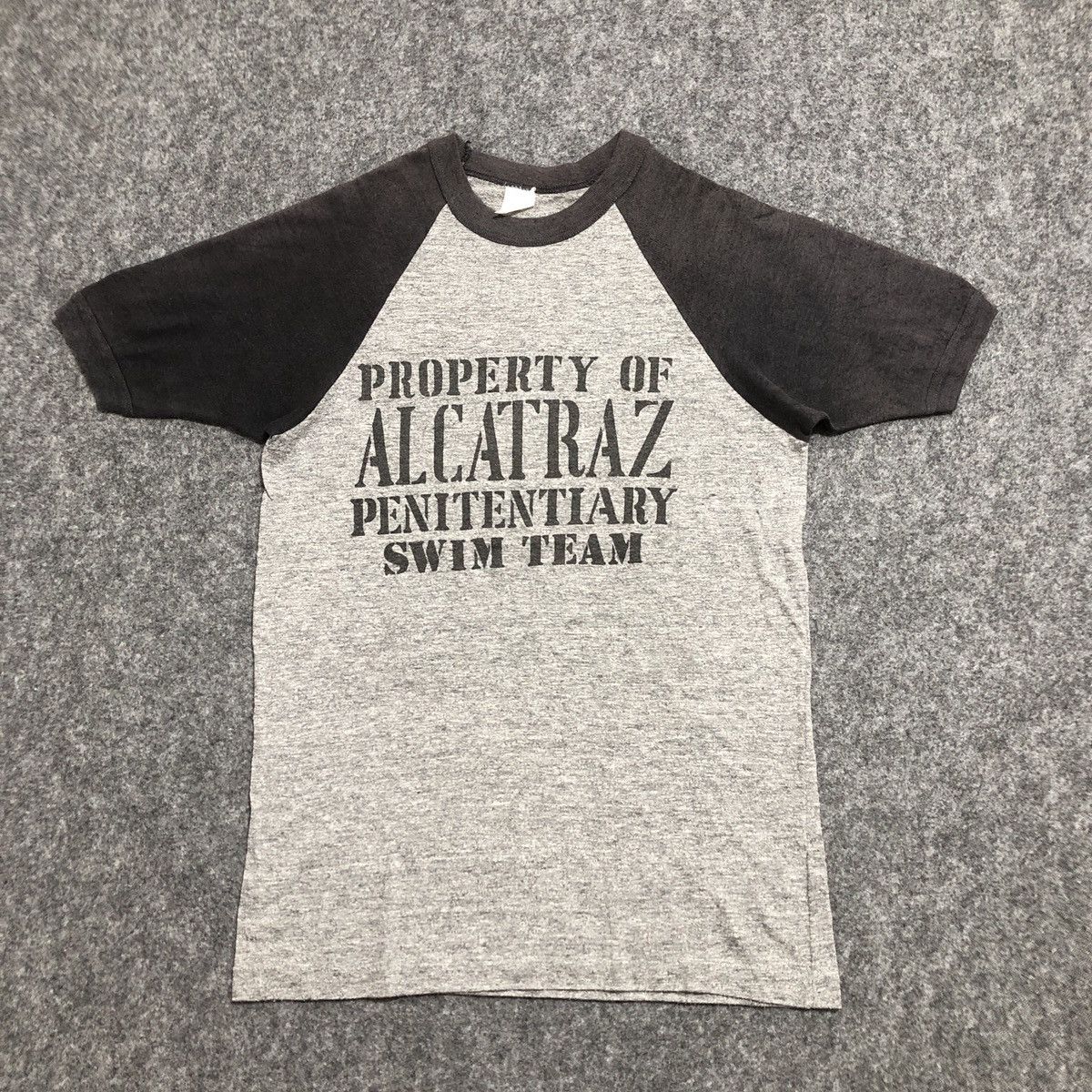 Vintage Vintage 80s Alcatraz Penitentiary Swim Team T-Shirt Size US S / EU 44-46 / 1 - 1 Thumbnail