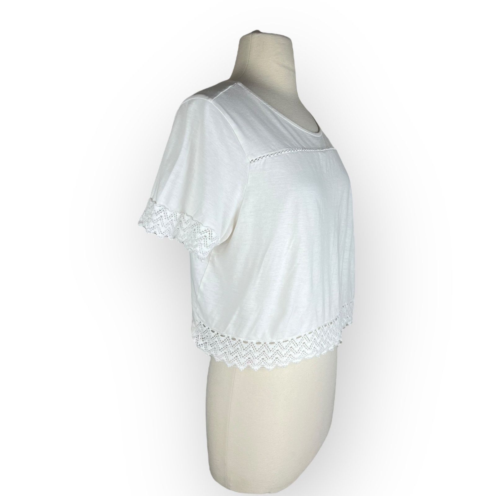 Urban Outfitters Primark White Cropped Short Sleeve Top with Lace Accent Size L / US 10 / IT 46 - 2 Thumbnail