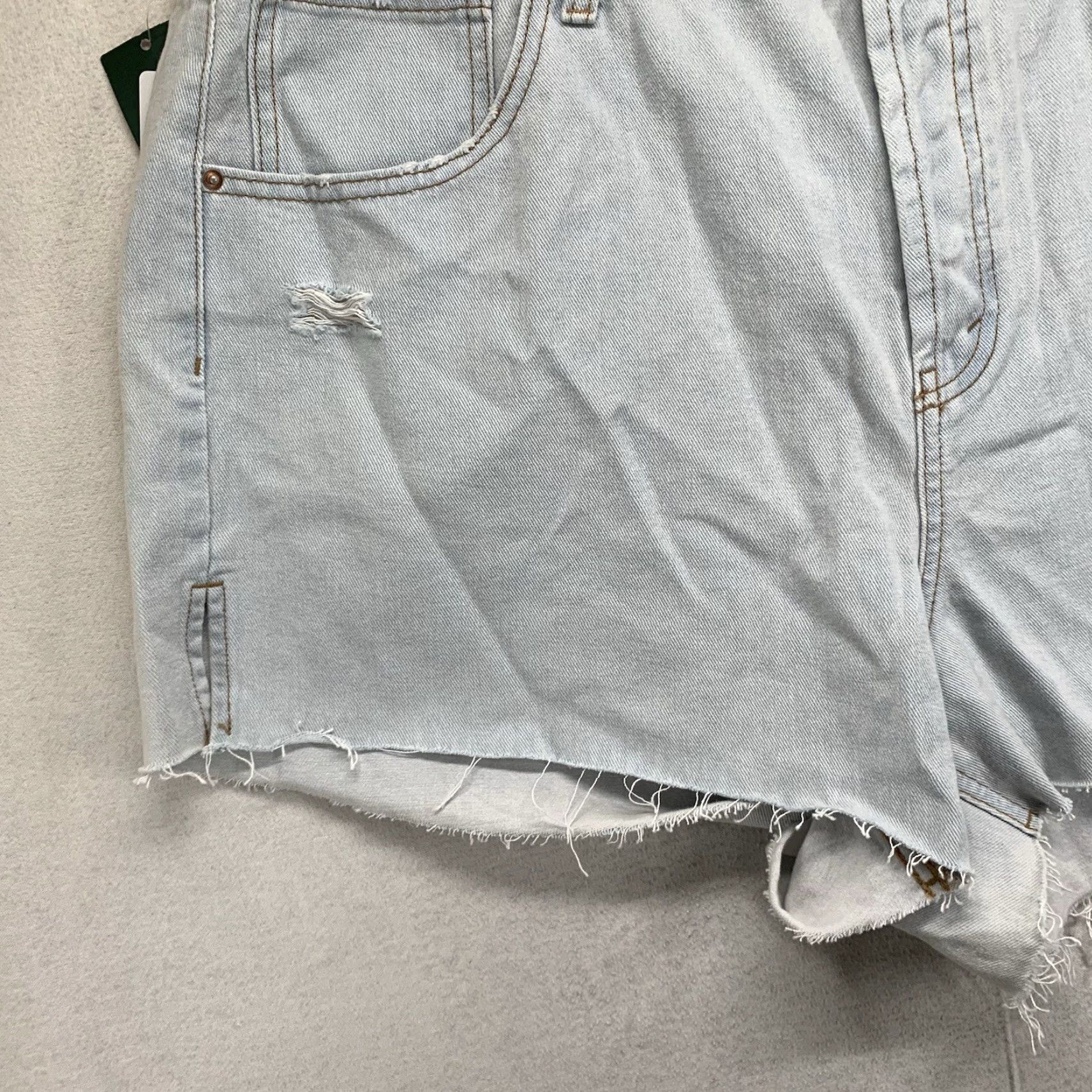 Vintage WILD FABLE Women's Cut-Off Shorts Super High Rise Light Blue Size 17 Denim 90s Retro Size 38" / US 16 / IT 52 - 4 Thumbnail