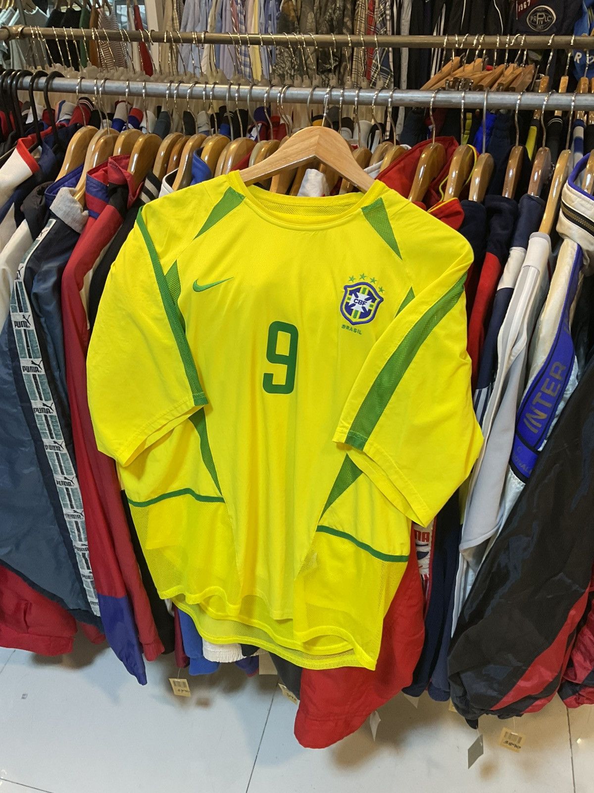 Nike VintageWorldCup2002BrazilHomeKitRONALDO9PlayerVersion Size US M / EU 48-50 / 2 - 2 Thumbnail