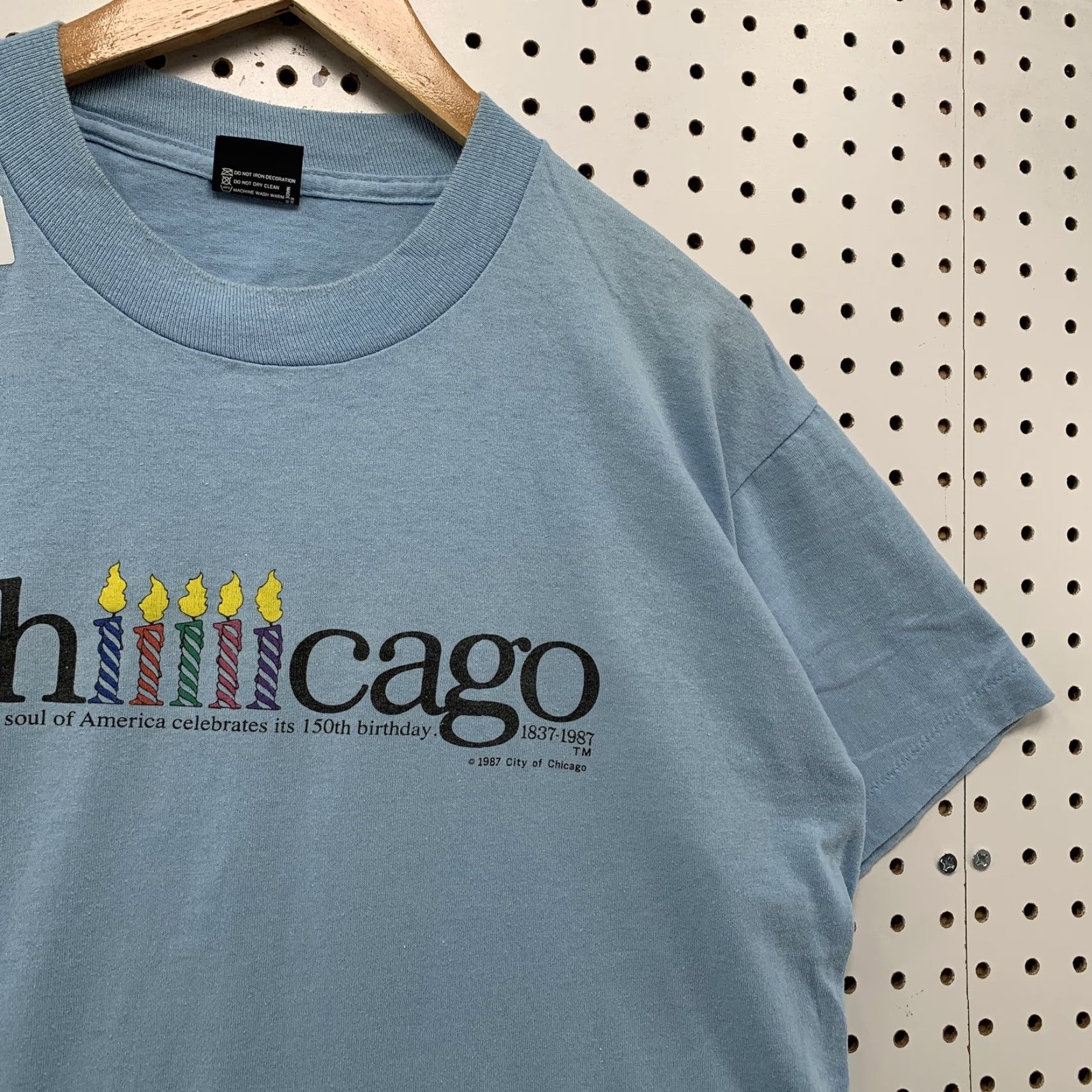 Vintage VINTAGE Chicago Shirt Mens Large Blue Single Stitch 150th Birthday Candles 1987 80s Theme Shirt Size US L / EU 52-54 / 3 - 6 Thumbnail