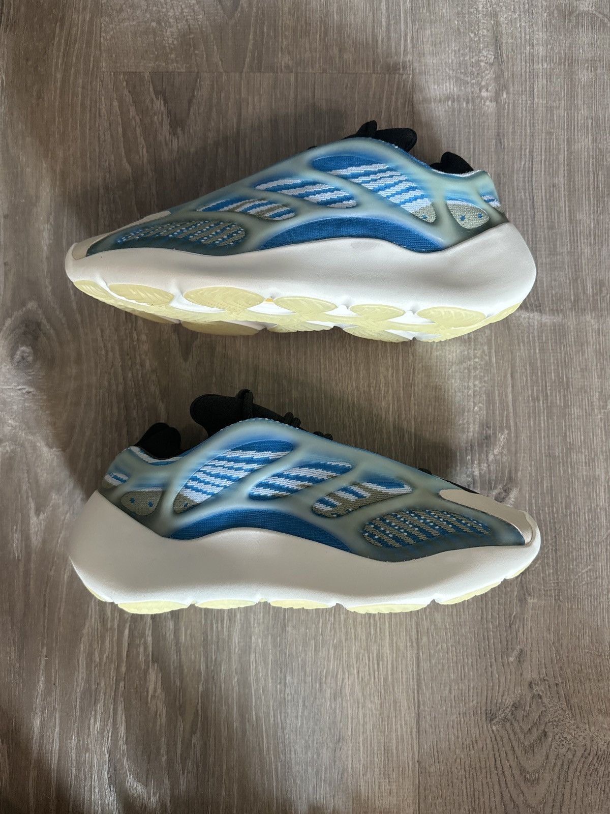 Yeezy Adidas Yeezy 700 v3 arzareth Size US 7 / EU 40 - 3 Thumbnail