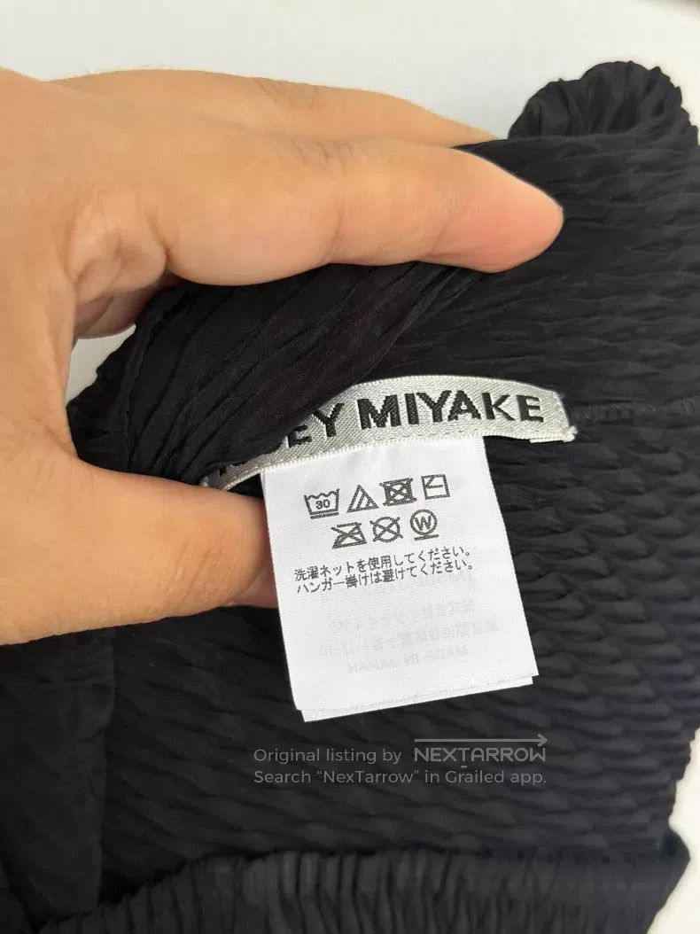 Issey Miyake Issey Miyake Small Fish Scale Long Sleeve Base Top, Black Size S / US 4 / IT 40 - 6 Thumbnail