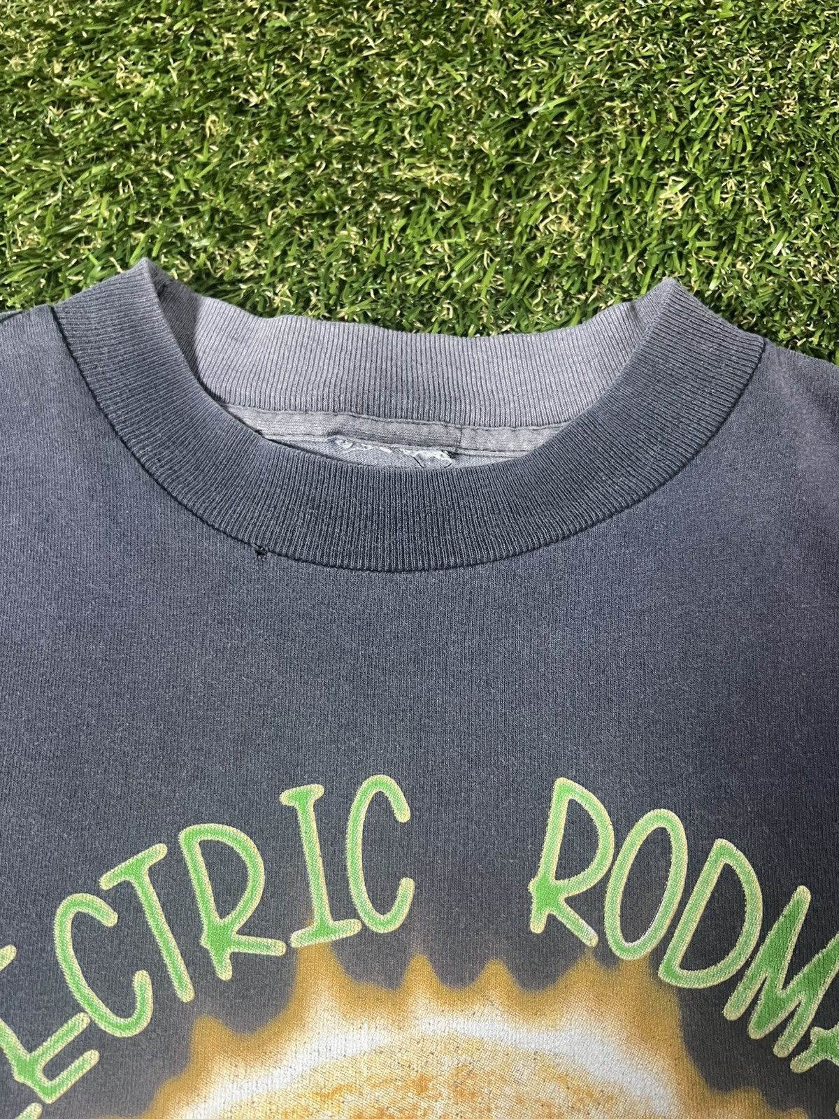NBA Vintage 90s Insane Faded Dennis Rodman Electric NBA Rap Tee Size US M / EU 48-50 / 2 - 4 Thumbnail
