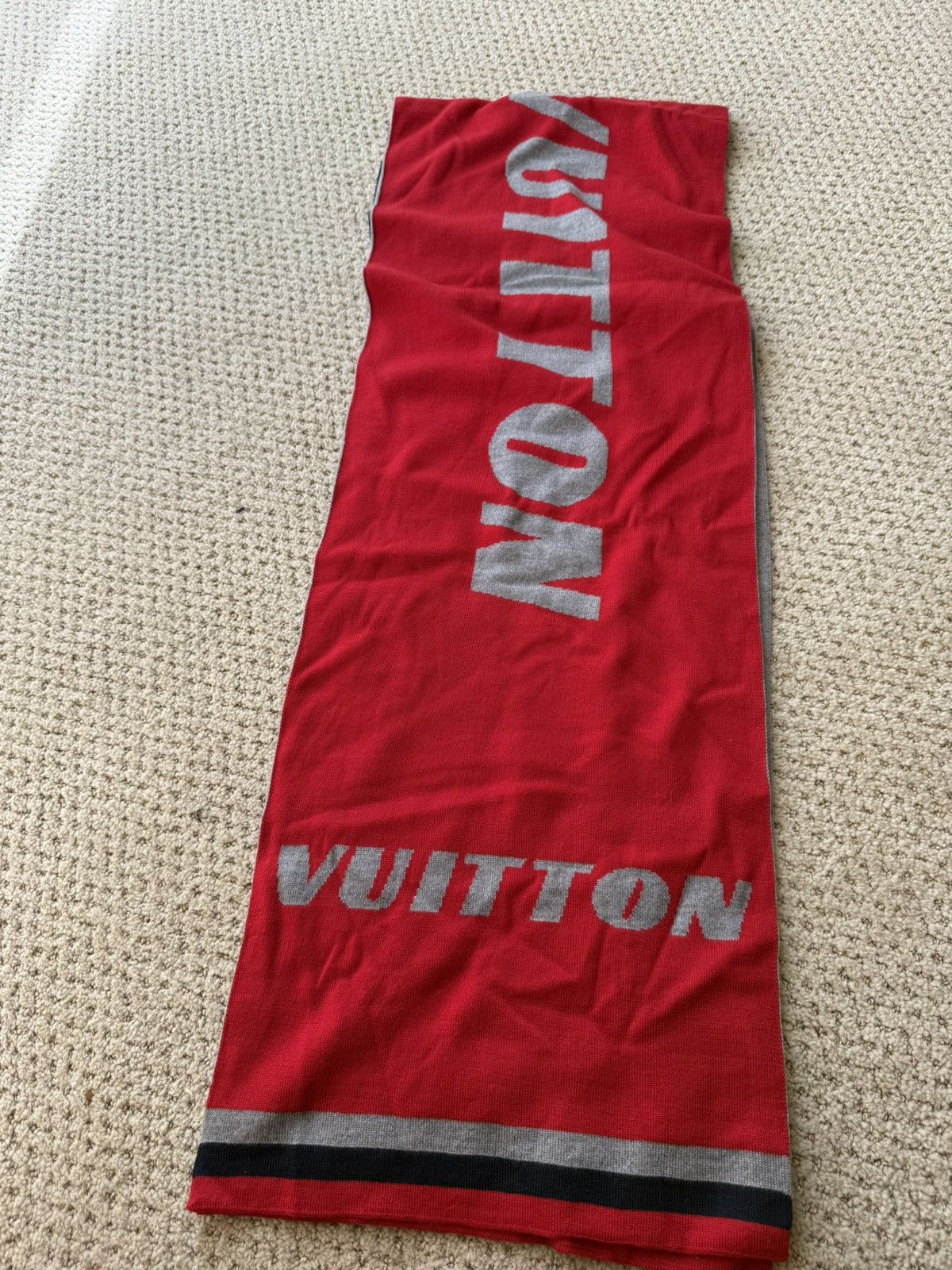 Louis Vuitton ***RARE LOUIS VUITTON RED SCARF Size ONE SIZE - 3 Thumbnail