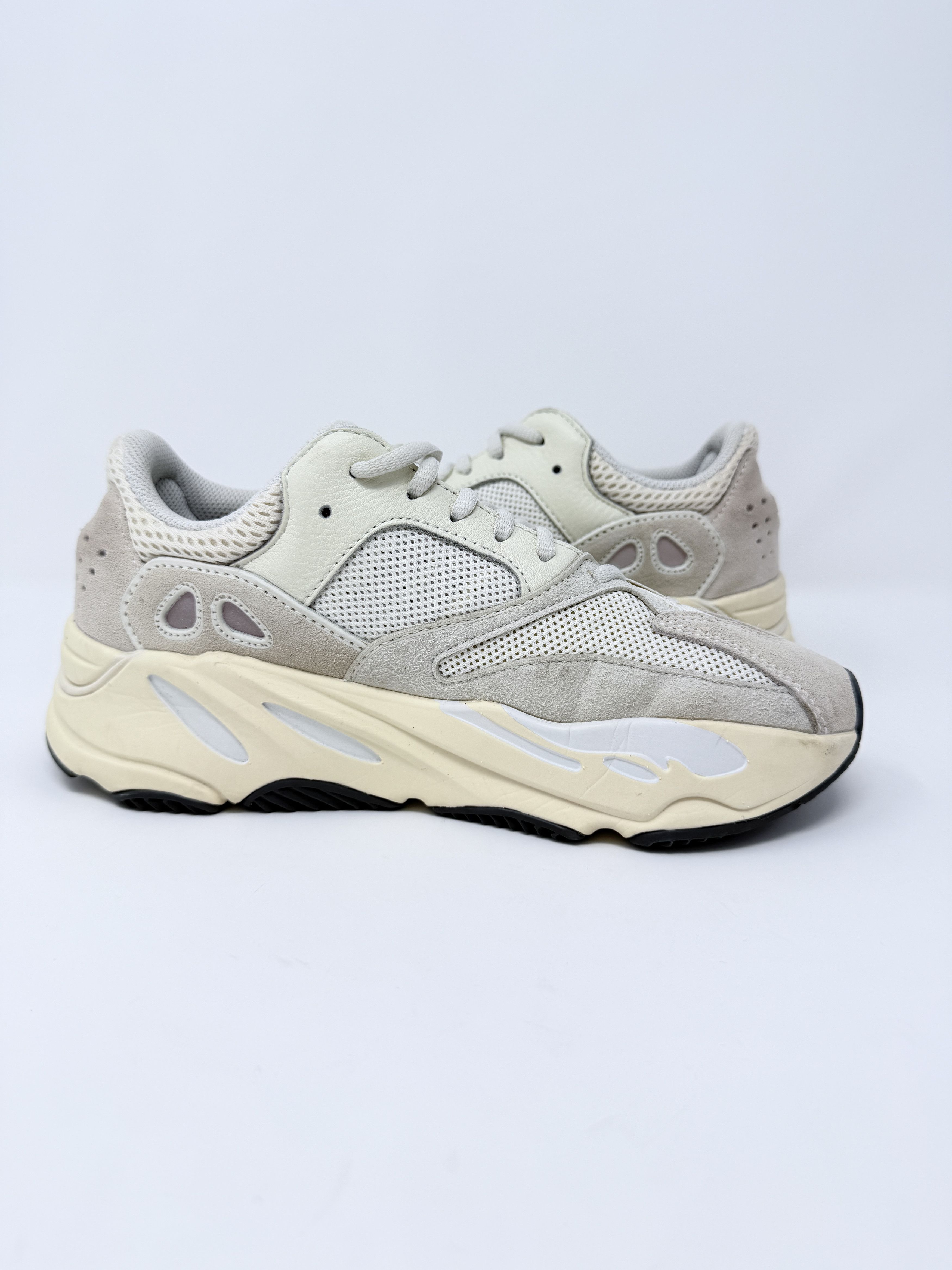 Adidas adidas Yeezy 700 V1 Analog White Cream Size US 6 / EU 39 - 5 Thumbnail