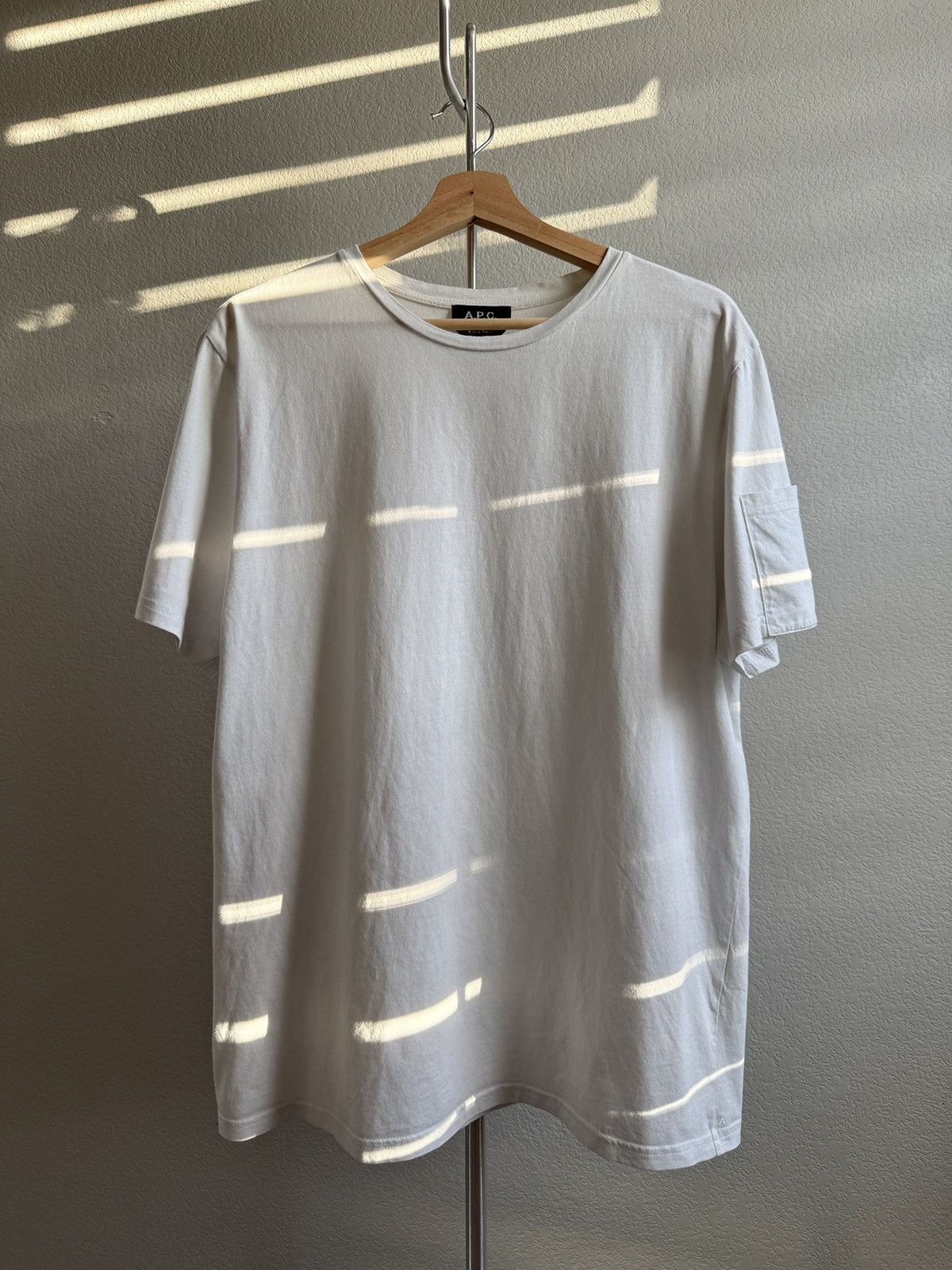 A.P.C. White Sleeve Pocket Tee Size US XL / EU 56 / 4 - 1 Thumbnail