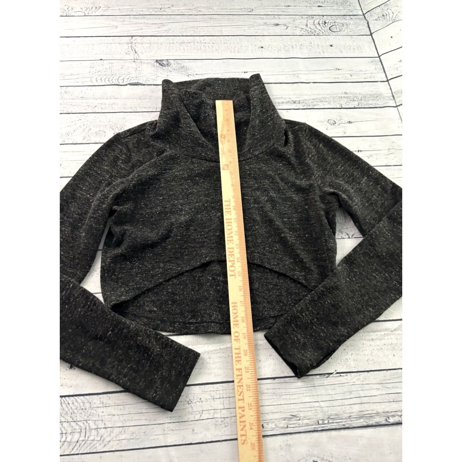 Vintage Cabi Cropped Long Sleeve Turtleneck Sweater Top Women's Small Black Gray Shirt Womens S Gray Cropped Turtleneck Sweater Top Size S / US 4 / IT 40 - 2 Thumbnail
