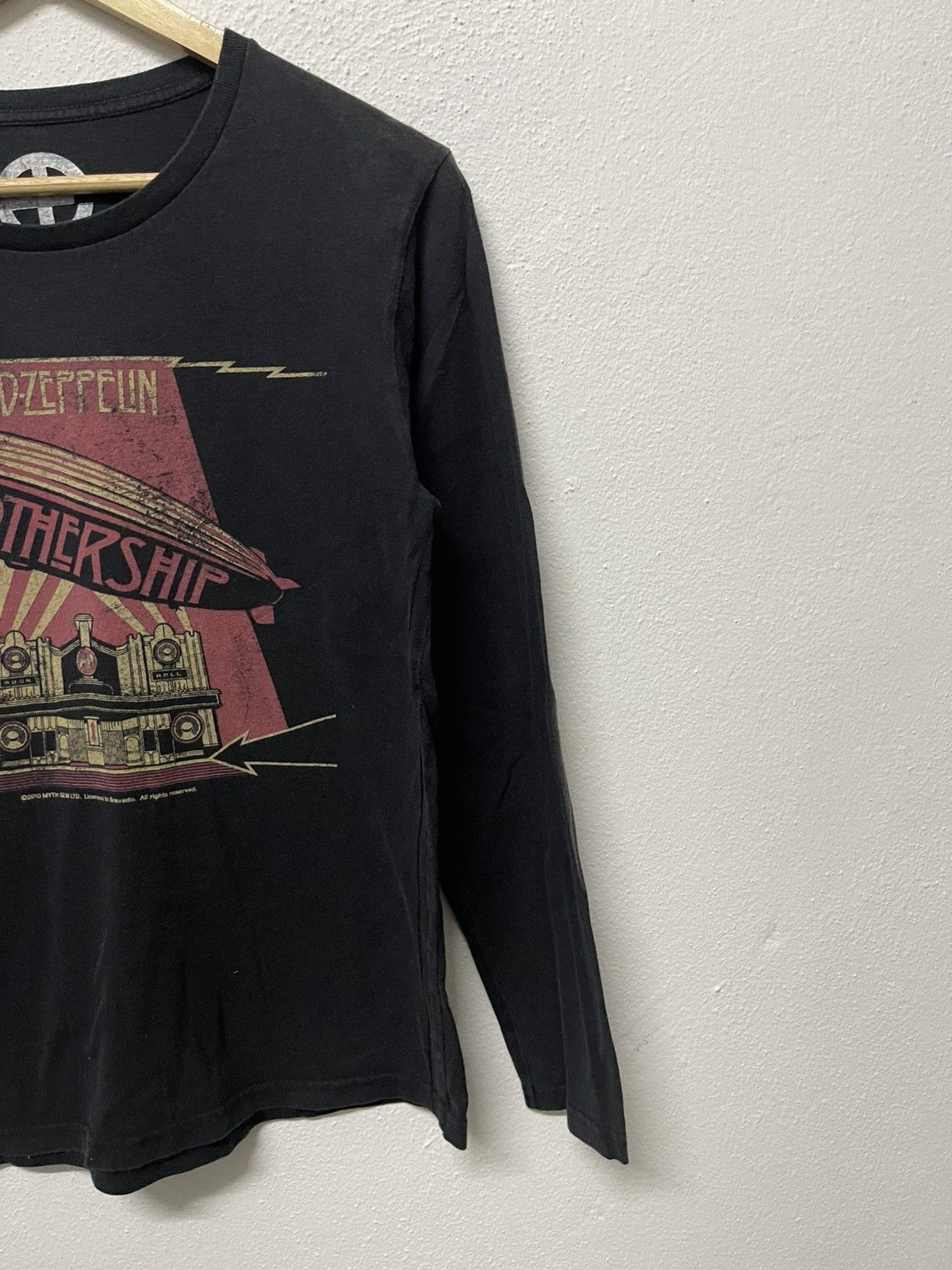 Band Tees 2010 LED ZEPPELIN MOTHERSHIP LONG SLEEVE TSHIRT Size US M / EU 48-50 / 2 - 3 Thumbnail