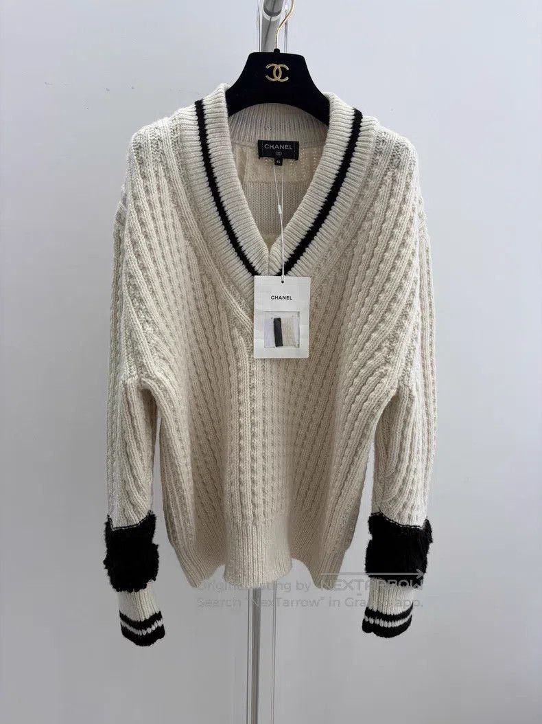 Chanel Chanel Ski series black and white V-neck sweater Size S / US 4 / IT 40 - 1 Thumbnail