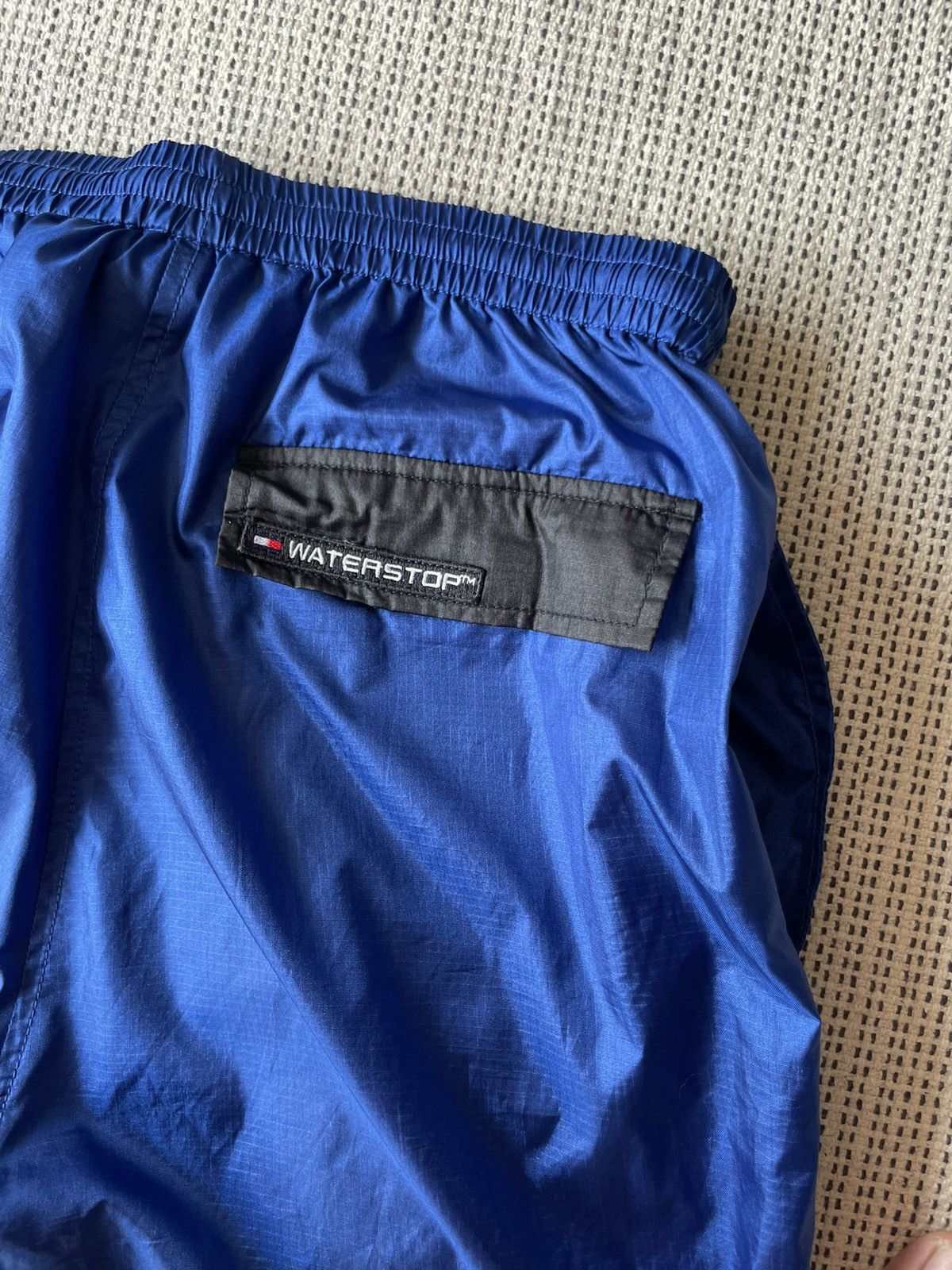 Tommy Hilfiger × Vintage Vintage 90s Tommy Hilfiger Nylon Pants Blue Metallic Size US 36 / EU 52 - 5 Thumbnail