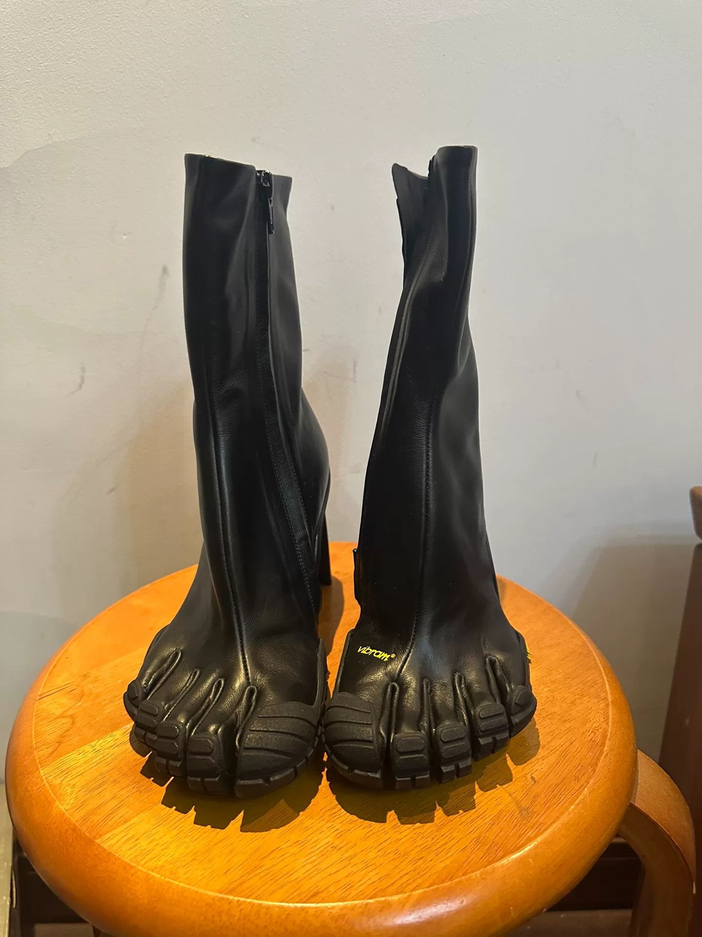 Balenciaga Balenciaga Black Leather Zip Ankle Boots Size US 5 / IT 35 - 1 Thumbnail