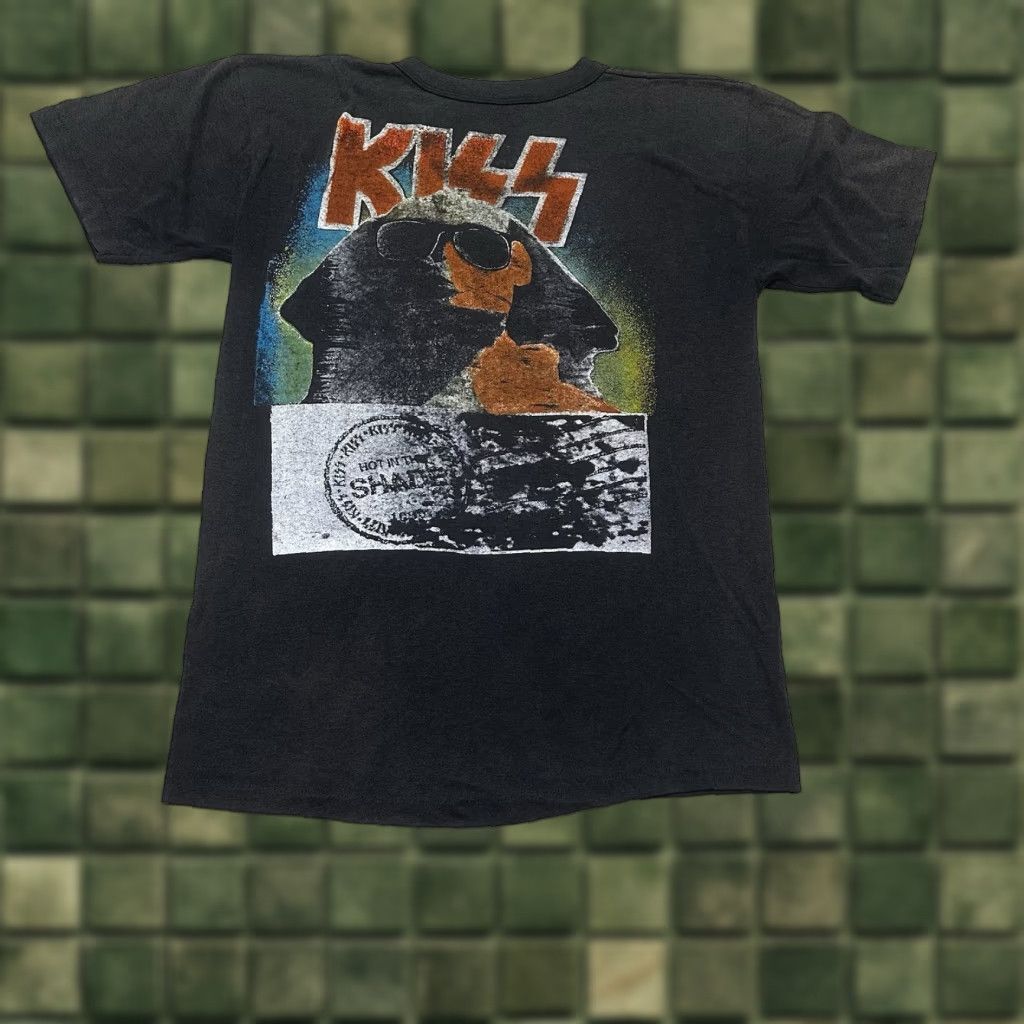 Hanes VINTAGE Kiss Hot In The Shade T Shirt Mens Small Black 90s Single Stitch Size US S / EU 44-46 / 1 - 1 Thumbnail