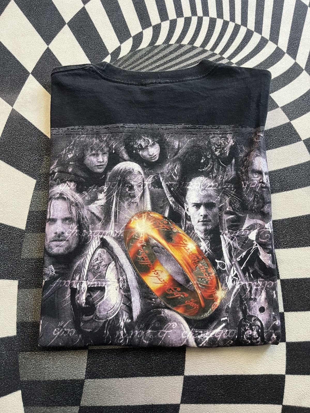 Vintage Vintage The Lord of The Rings The Two Towers 2002’s Tshirt Size US XL / EU 56 / 4 - 1 Thumbnail