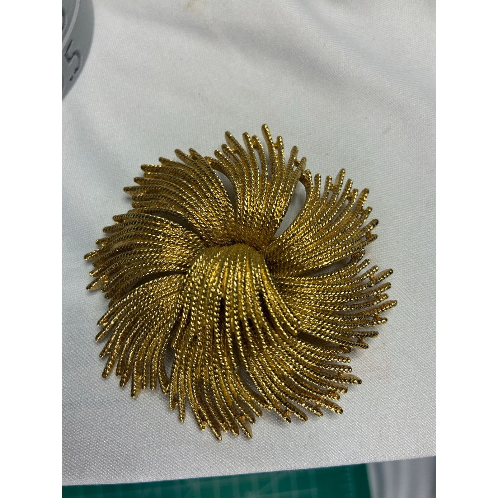 Monet Monet "Cordelia" Gold Tone Brooch Pin Signed 1960 Starburst Size ONE SIZE - 1 Thumbnail
