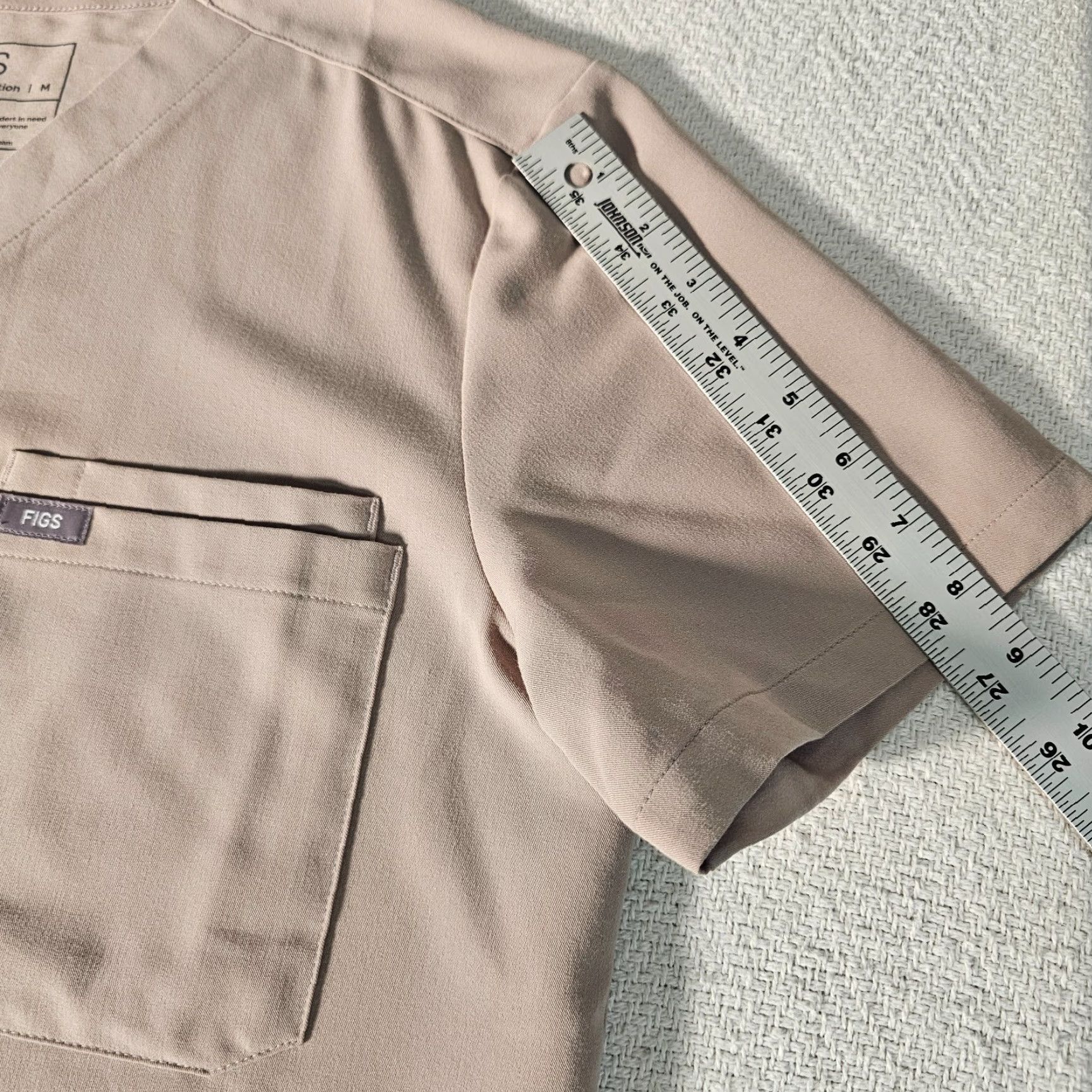 Vintage Figs Technical Scrub Top Size Med Three Pockets Short Sleeve V-Neck Beige Tan Size US M / EU 48-50 / 2 - 6 Thumbnail