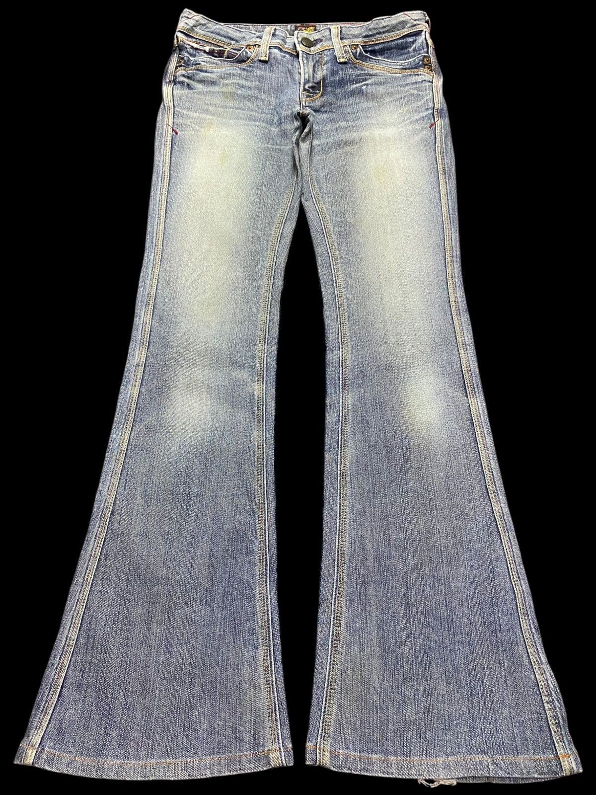 Blue flared jeans with a vintage vibe #y2kfashion