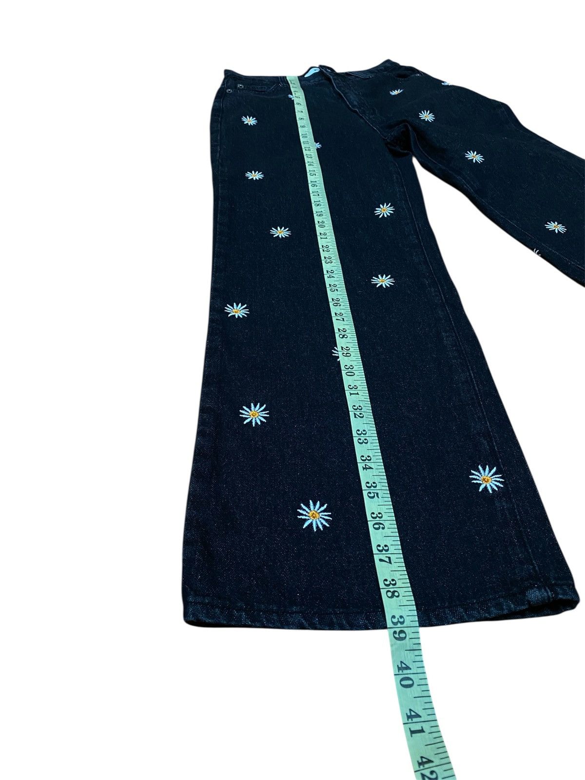 Japanese Brand WEGO JAPANESE STREEWEAR FLORAL EMBROIDERED JEANS. Size 27" / US 4 / IT 40 - 5 Thumbnail