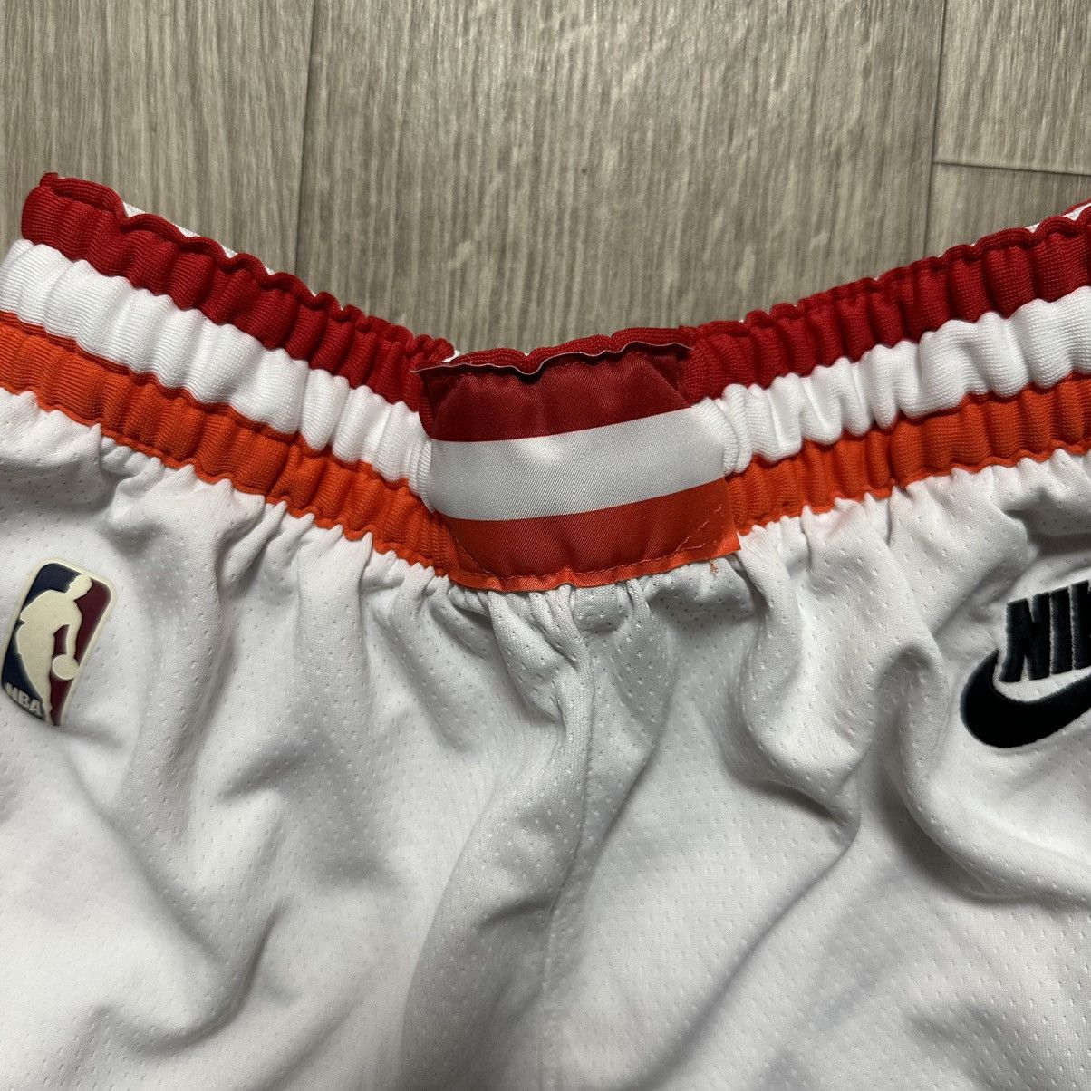NBA × Nike Authentic Miami Heat White Shorts Size US 38 / EU 54 - 6 Thumbnail